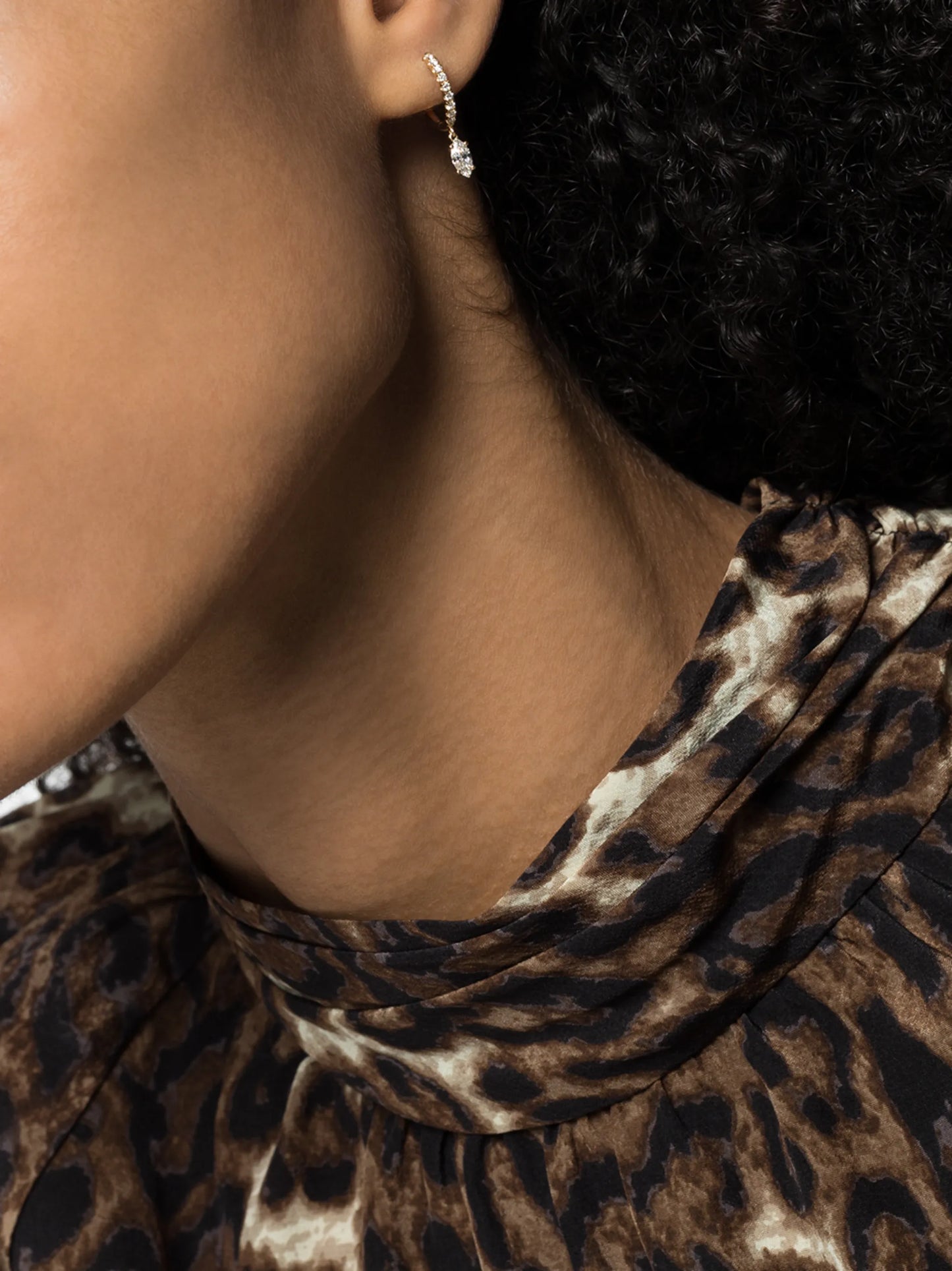 18kt yellow gold diamond hoop earring