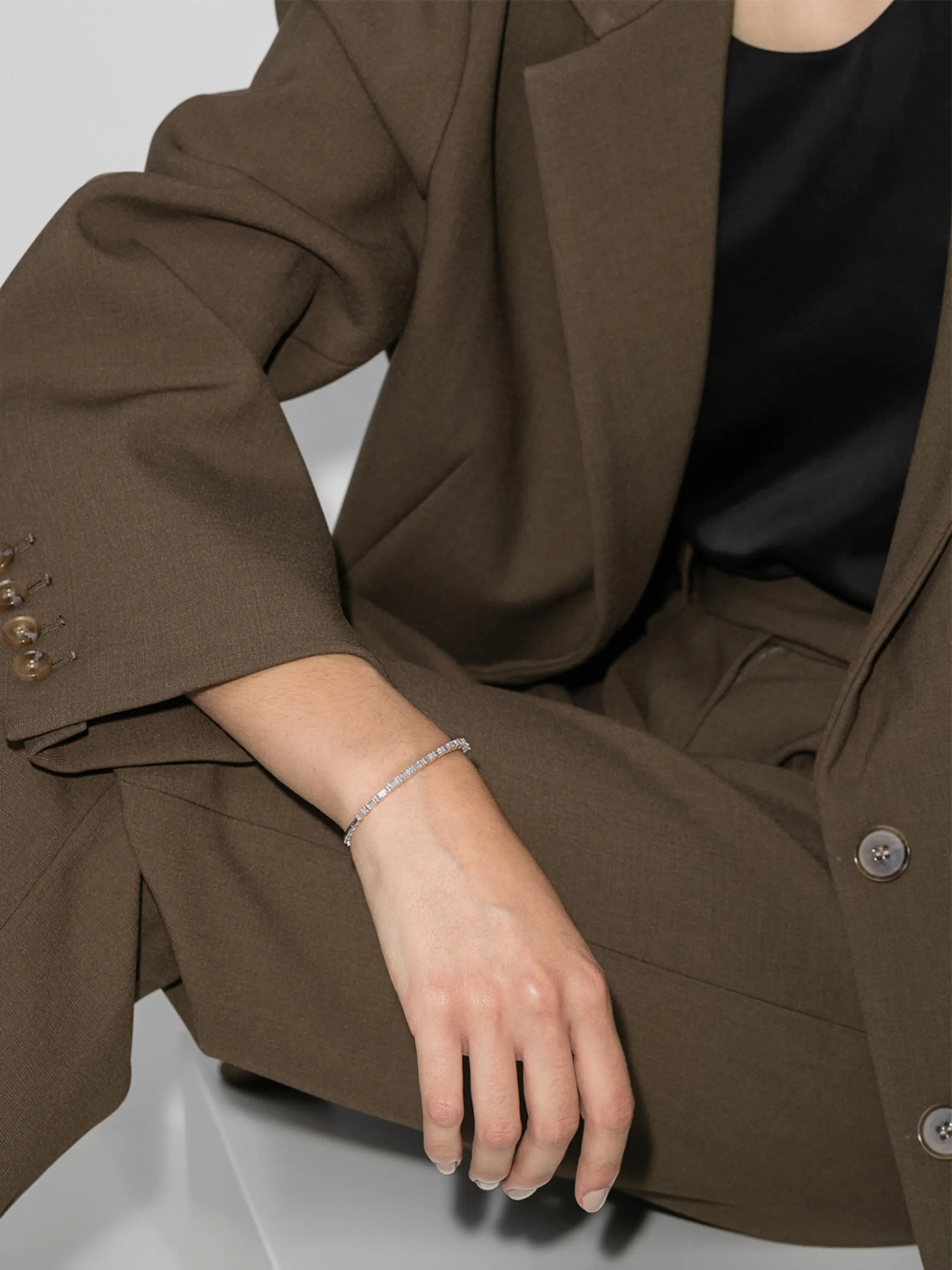 18kt white gold Linear Horizontal baguette diamond bangle