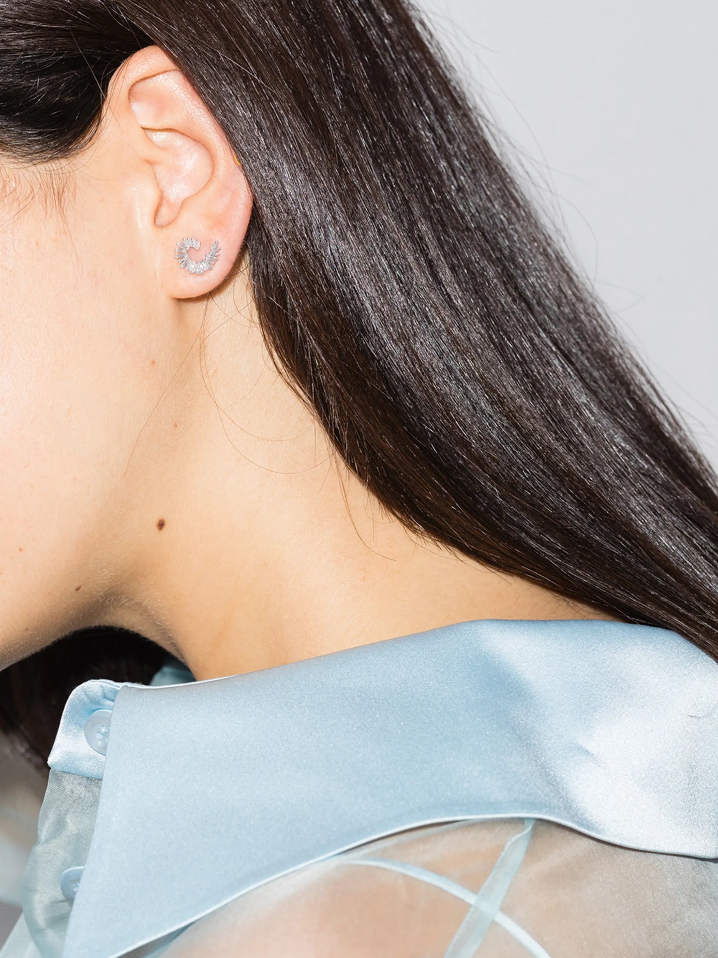 18kt white gold diamond baguette spiral earrings