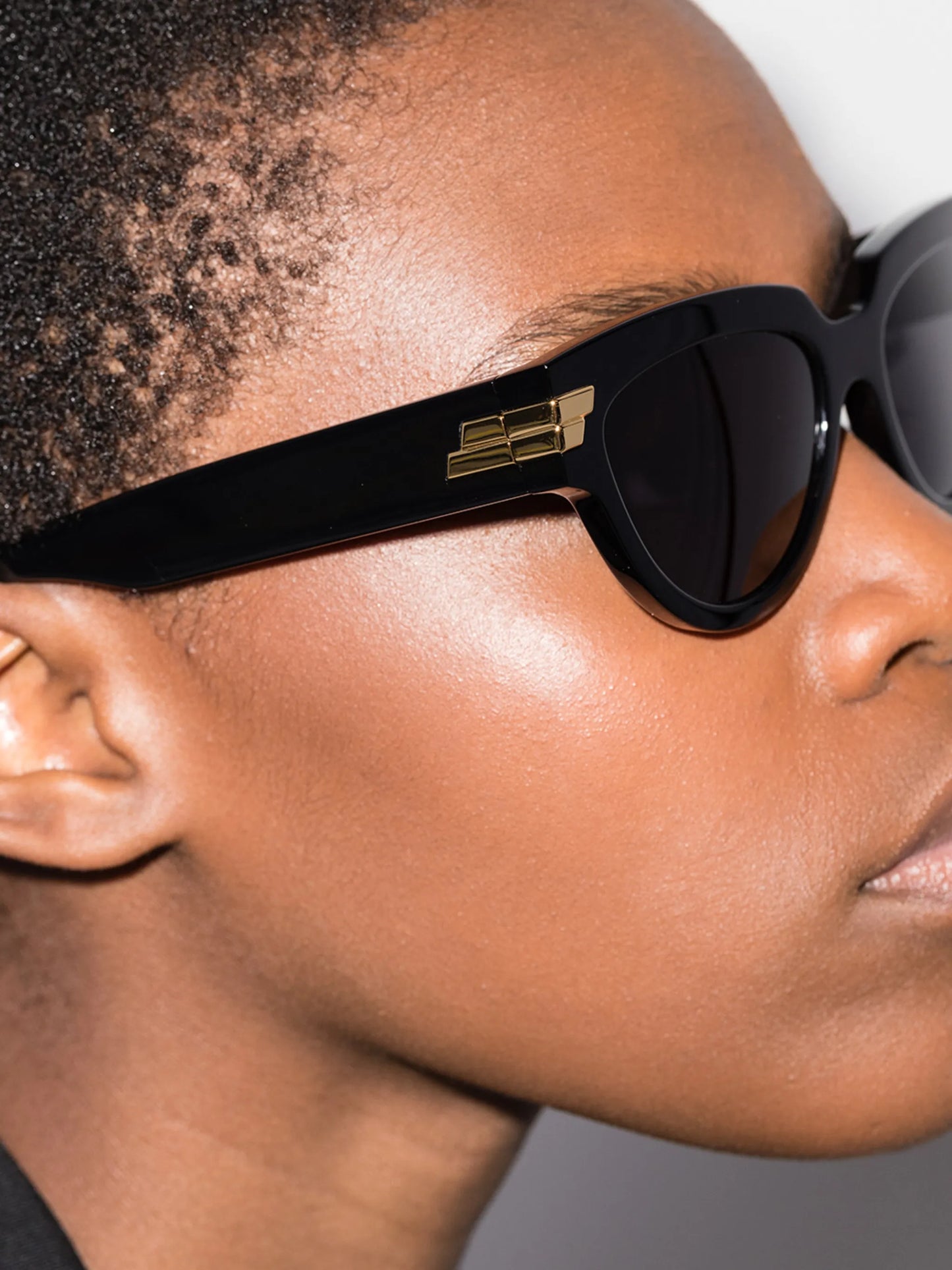 cat eye-frame sunglasses