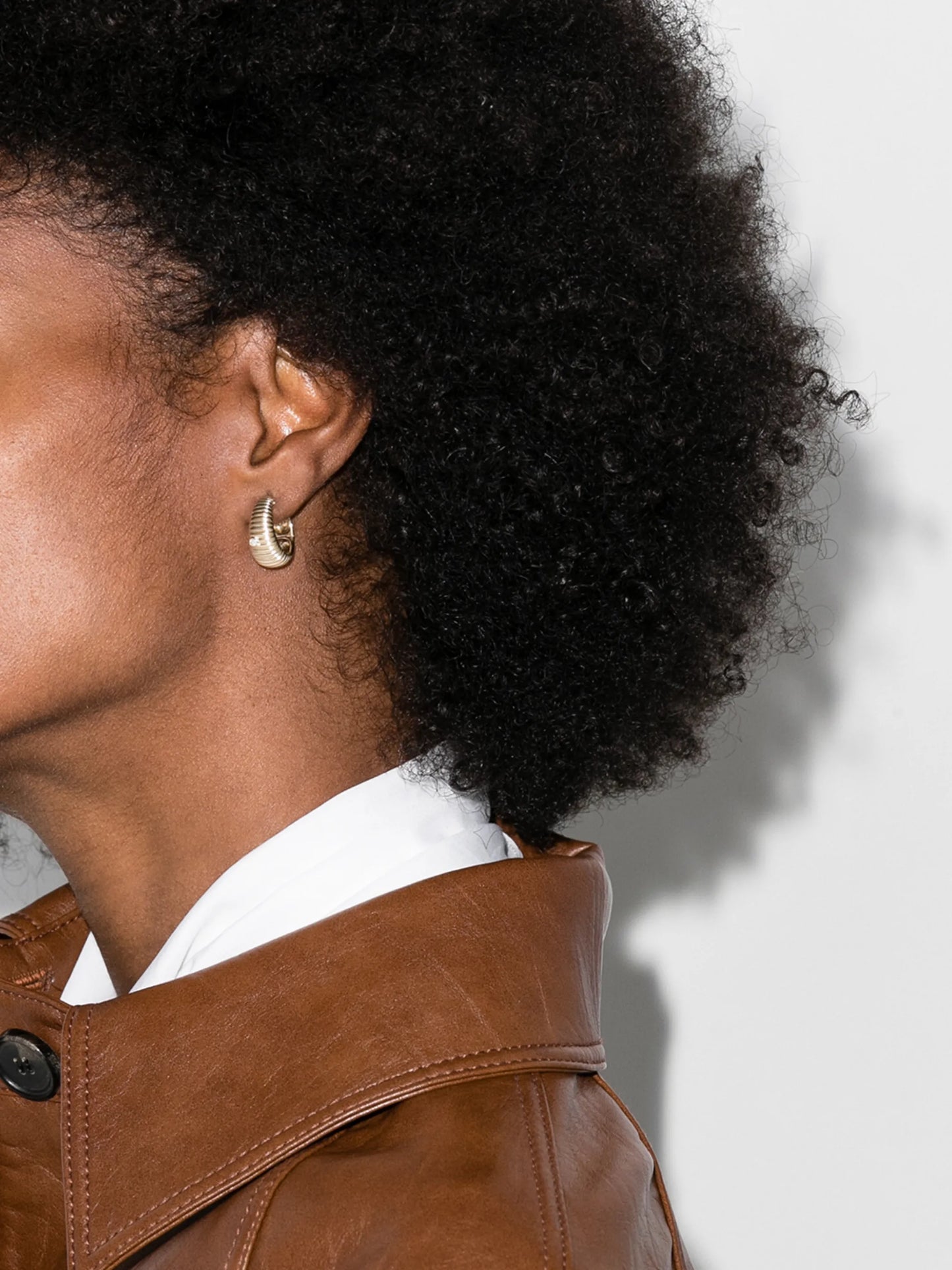 9kt yellow gold ridged diamond hoop earrings