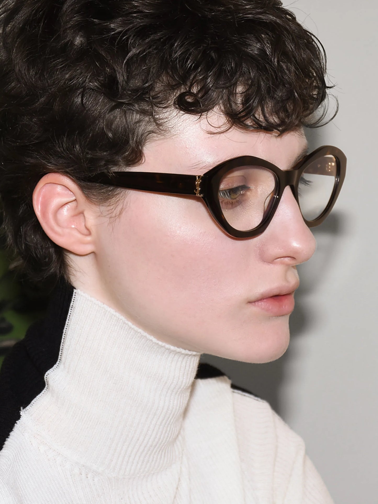 tortoiseshell-pattern glasses