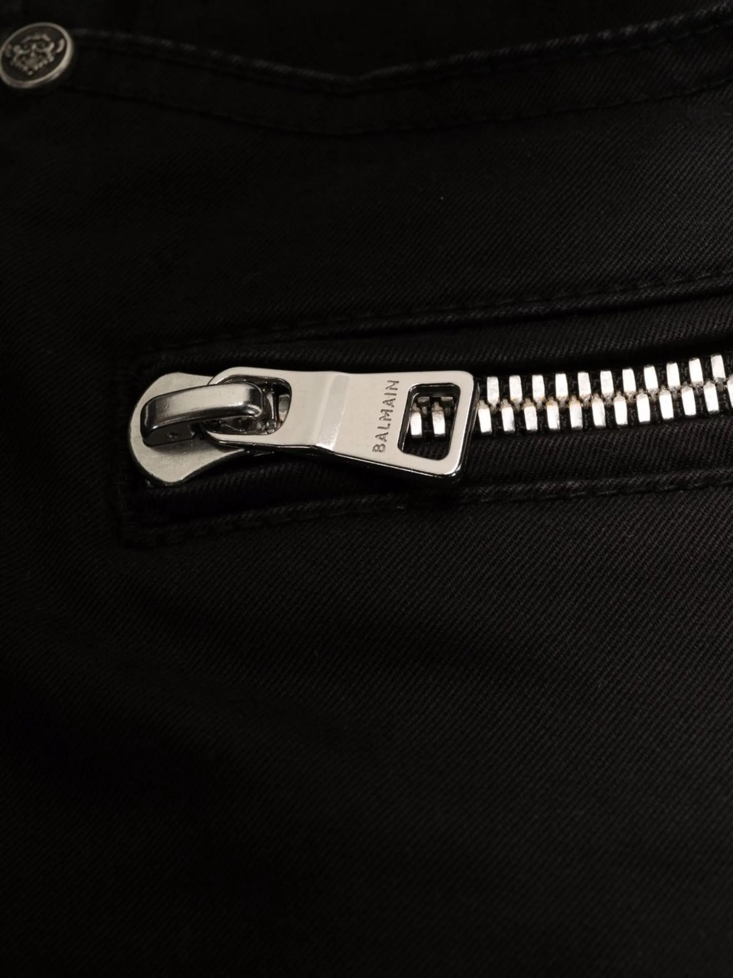 B-embossed cargo jeans