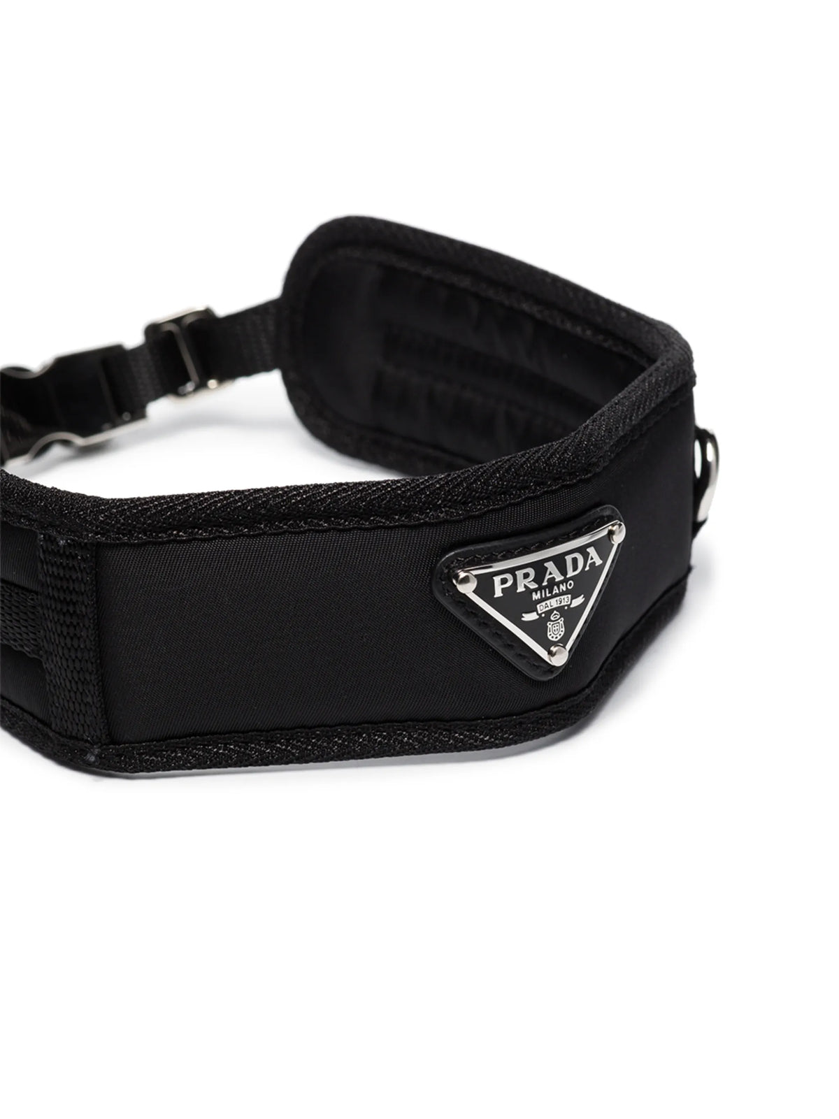 triangle-logo collar