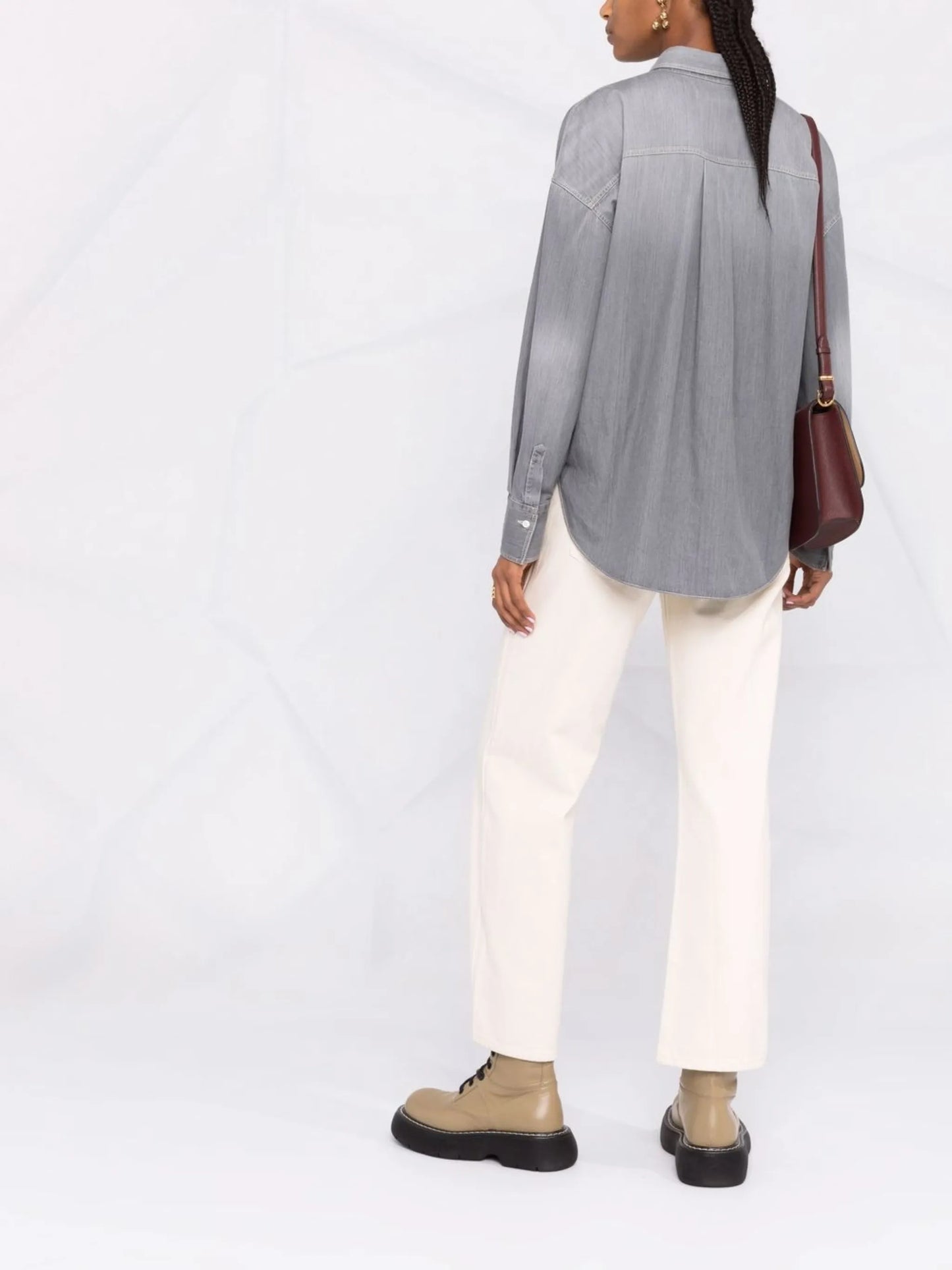 snap-fastening denim shirt