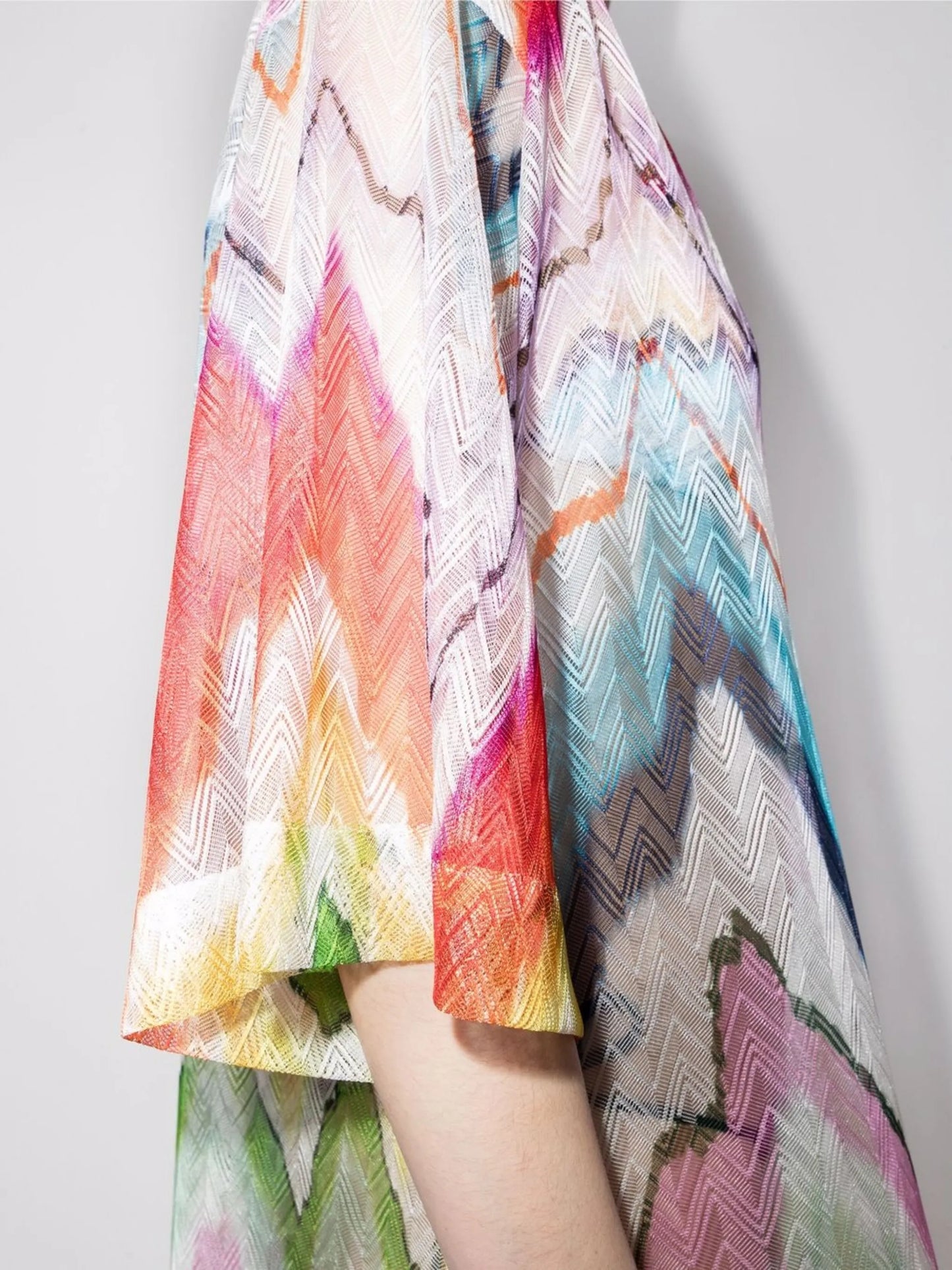 zigzag-print V-neck dress