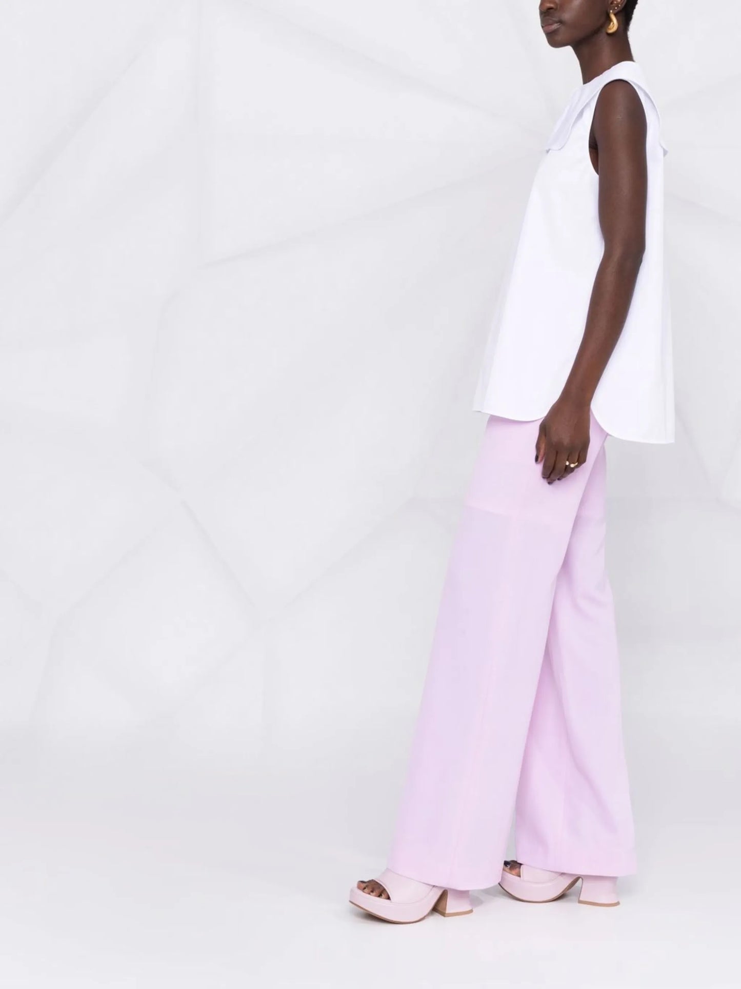 gout-closure sleeveless blouse