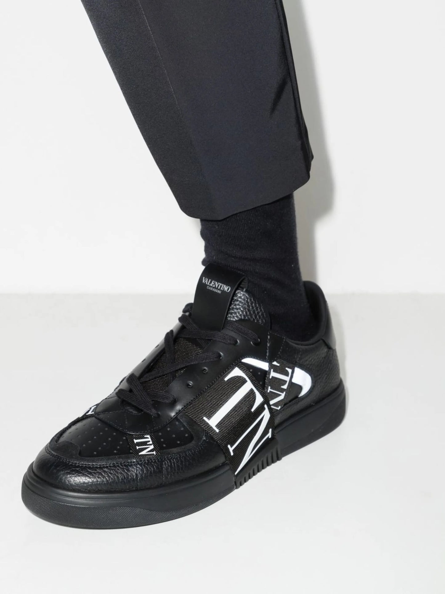 VL7N low-top leather sneakers