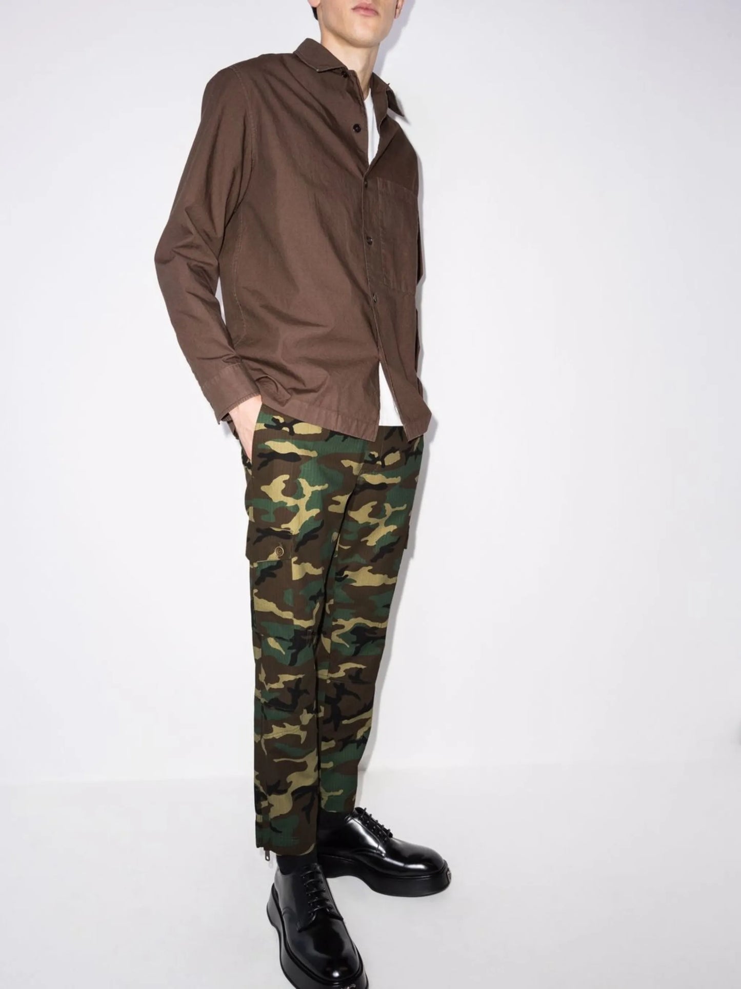 camouflage-print cropped cargo trousers
