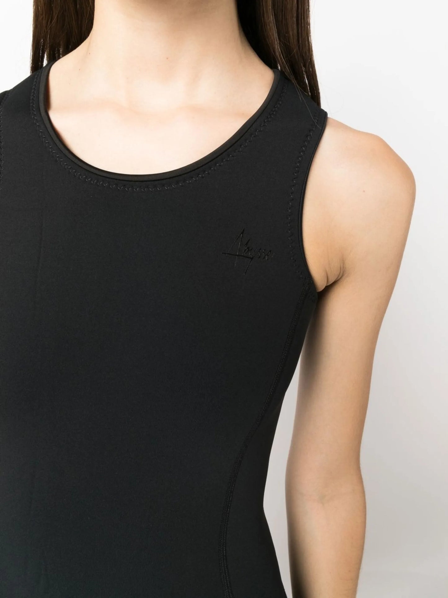 scoop-neck sleeveless swimsuit