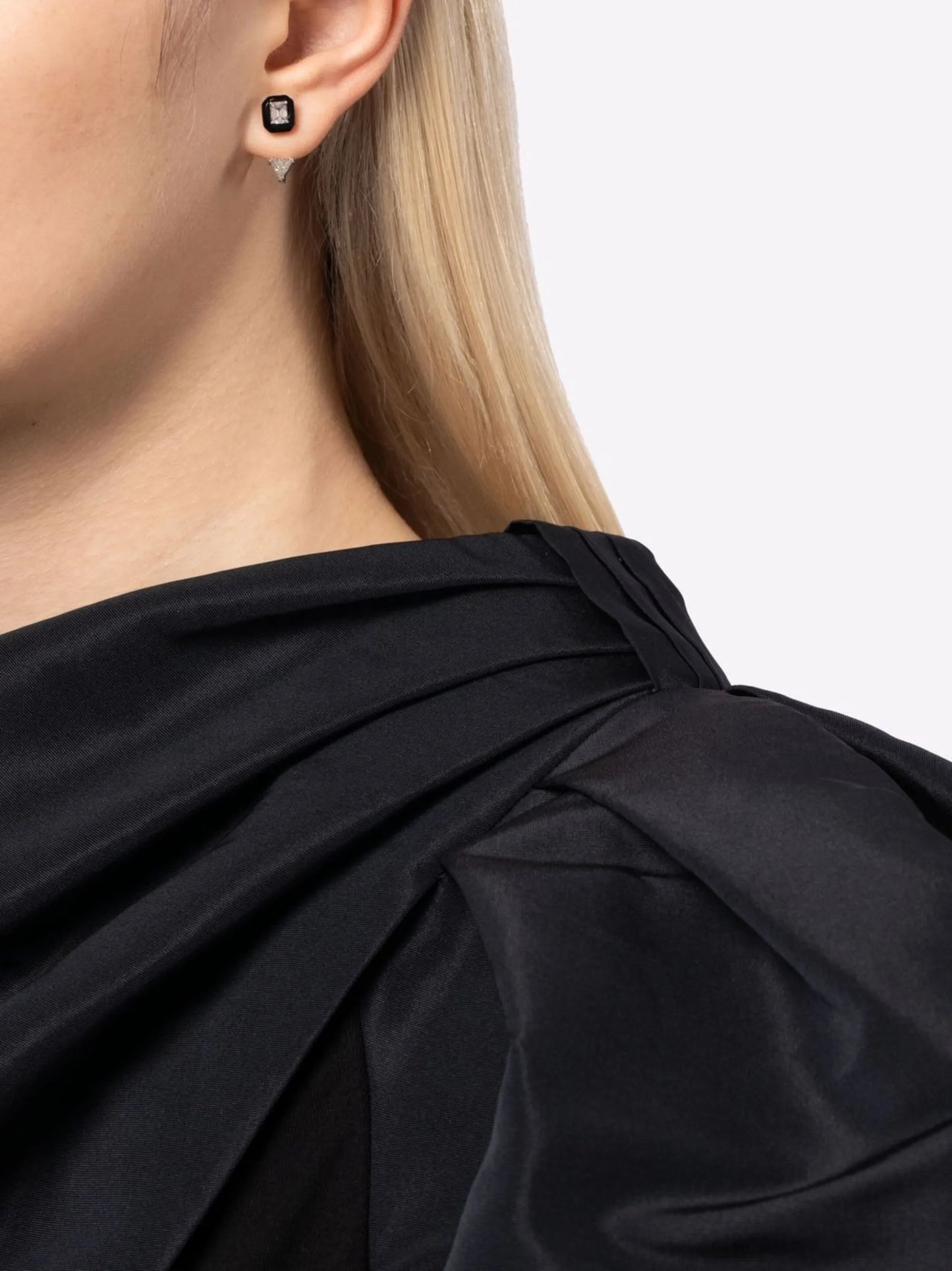 18kt white gold diamond drop earrings