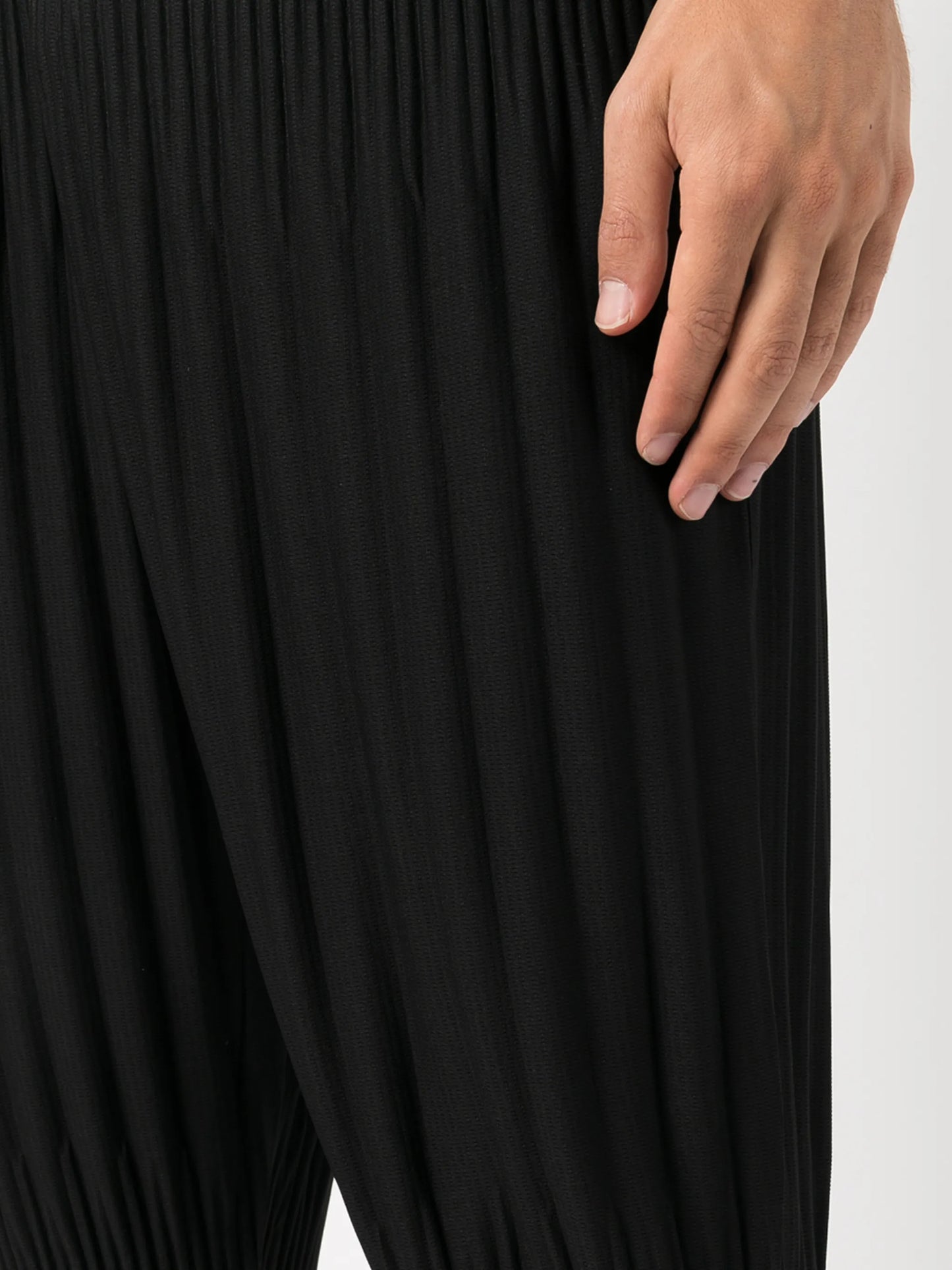 tapered-leg pleated trousers