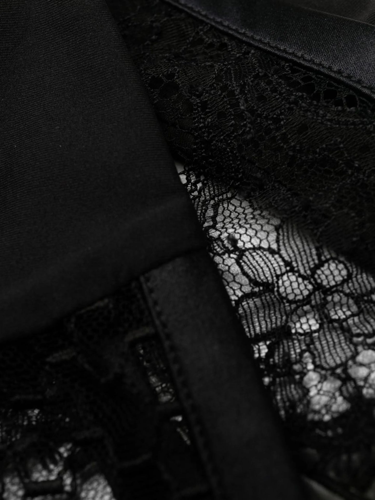 low-rise lace-detail thong