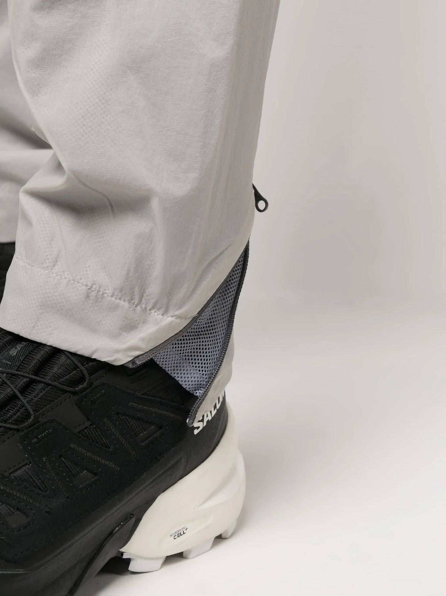 elasticated-waistband lightweight shorts