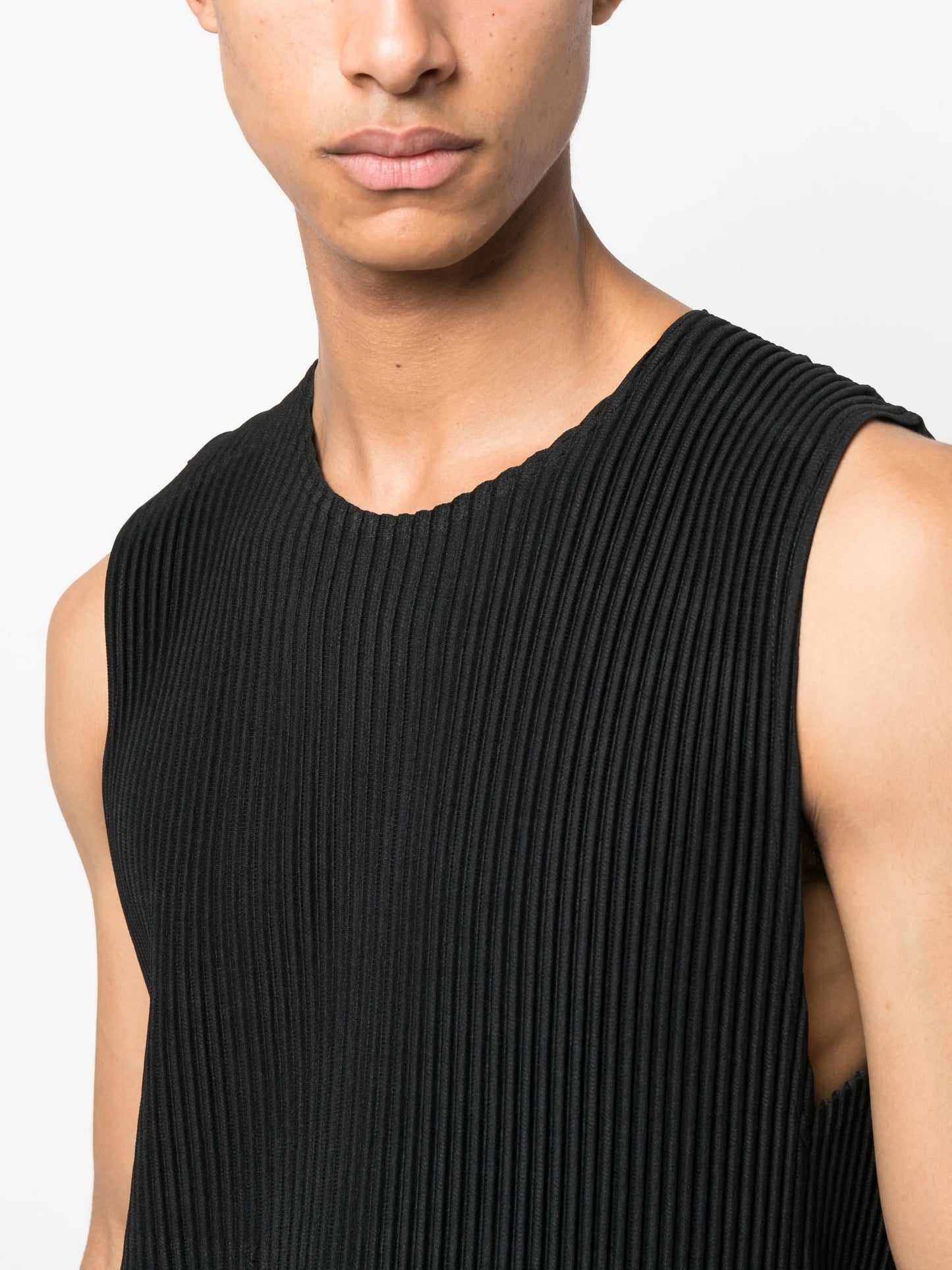 sleeveless pleated T-shirt