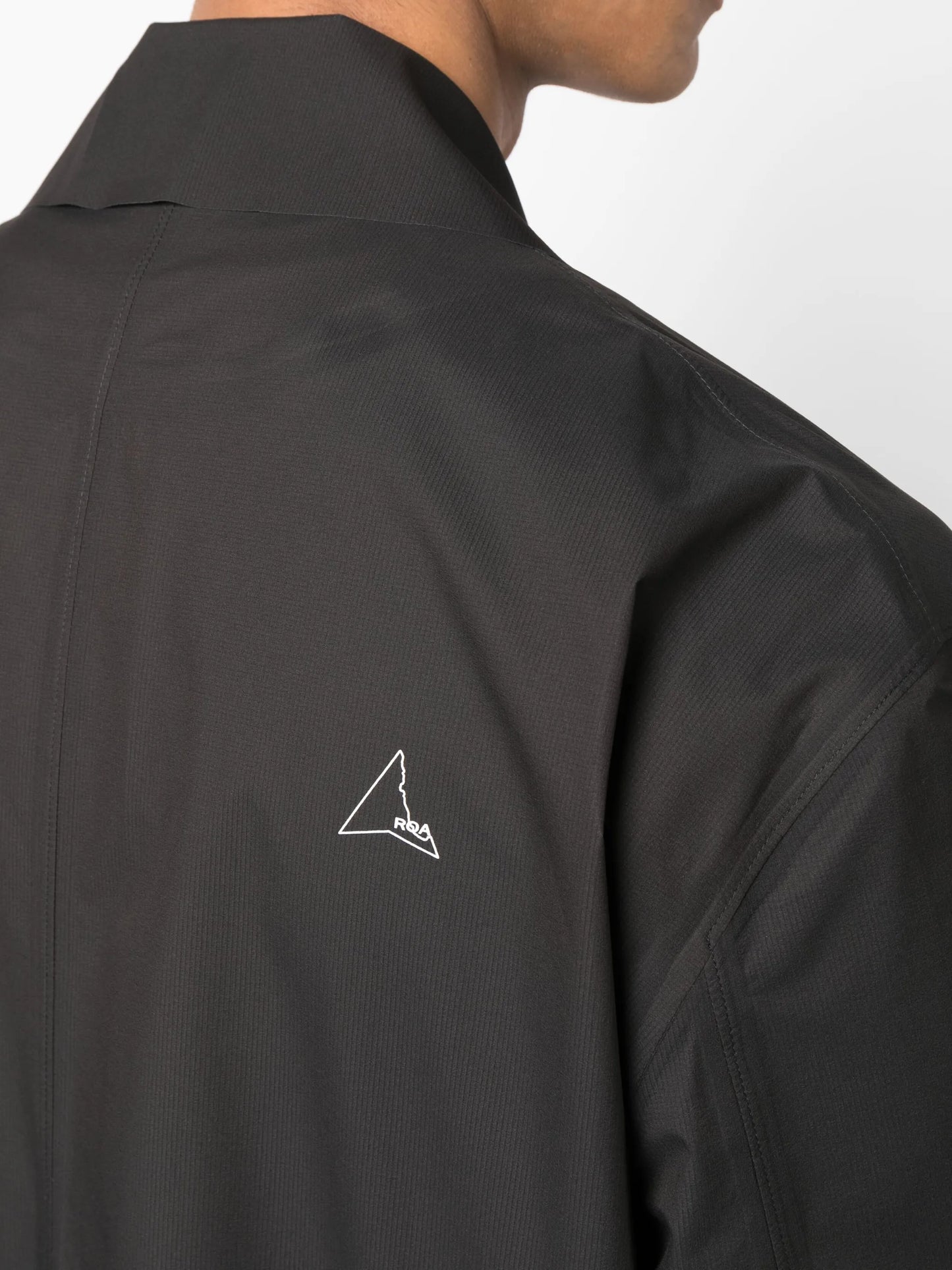 single-breasted button-fastening coat