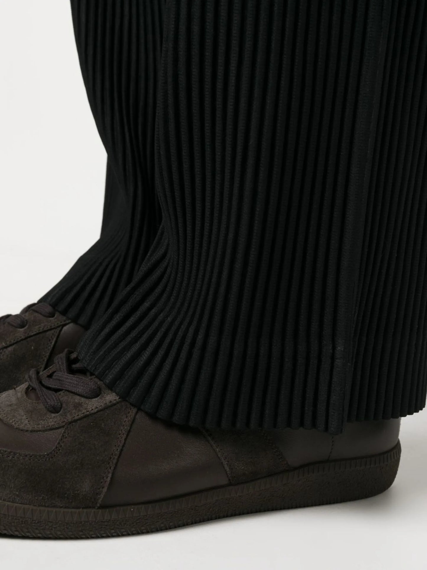 straight-leg plissé trousers