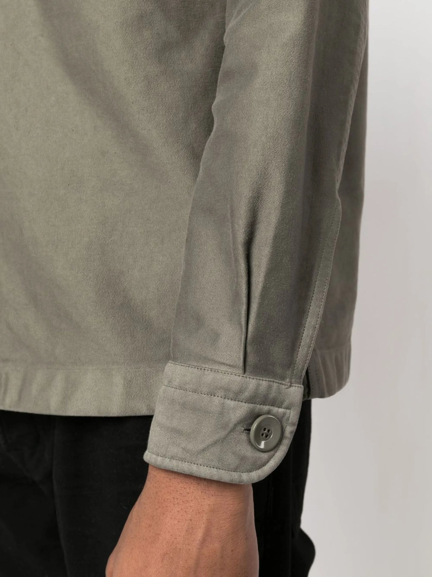 long-sleeve button-fastening shirt