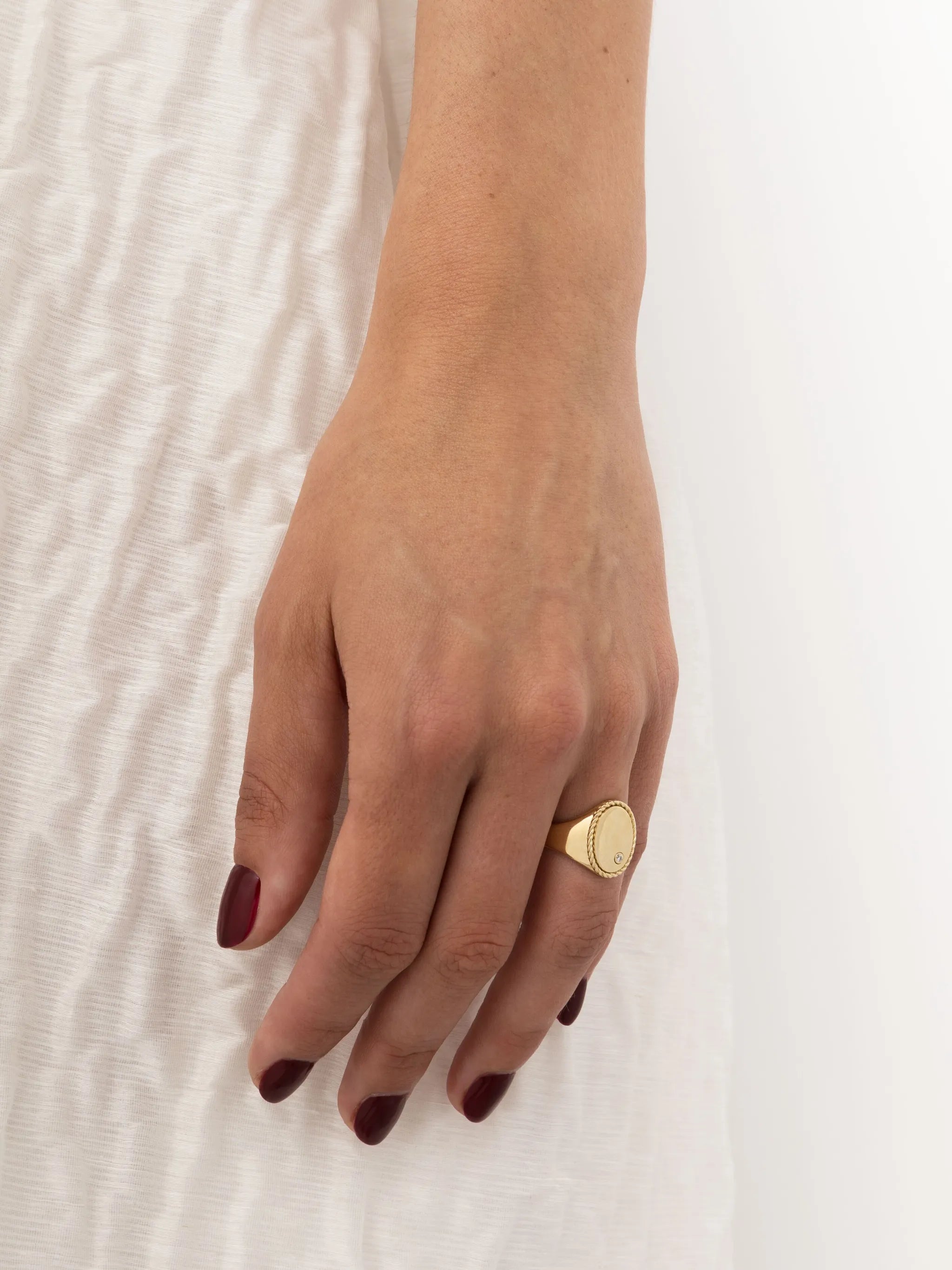 9kt yellow gold Chevalier Oval signet ring