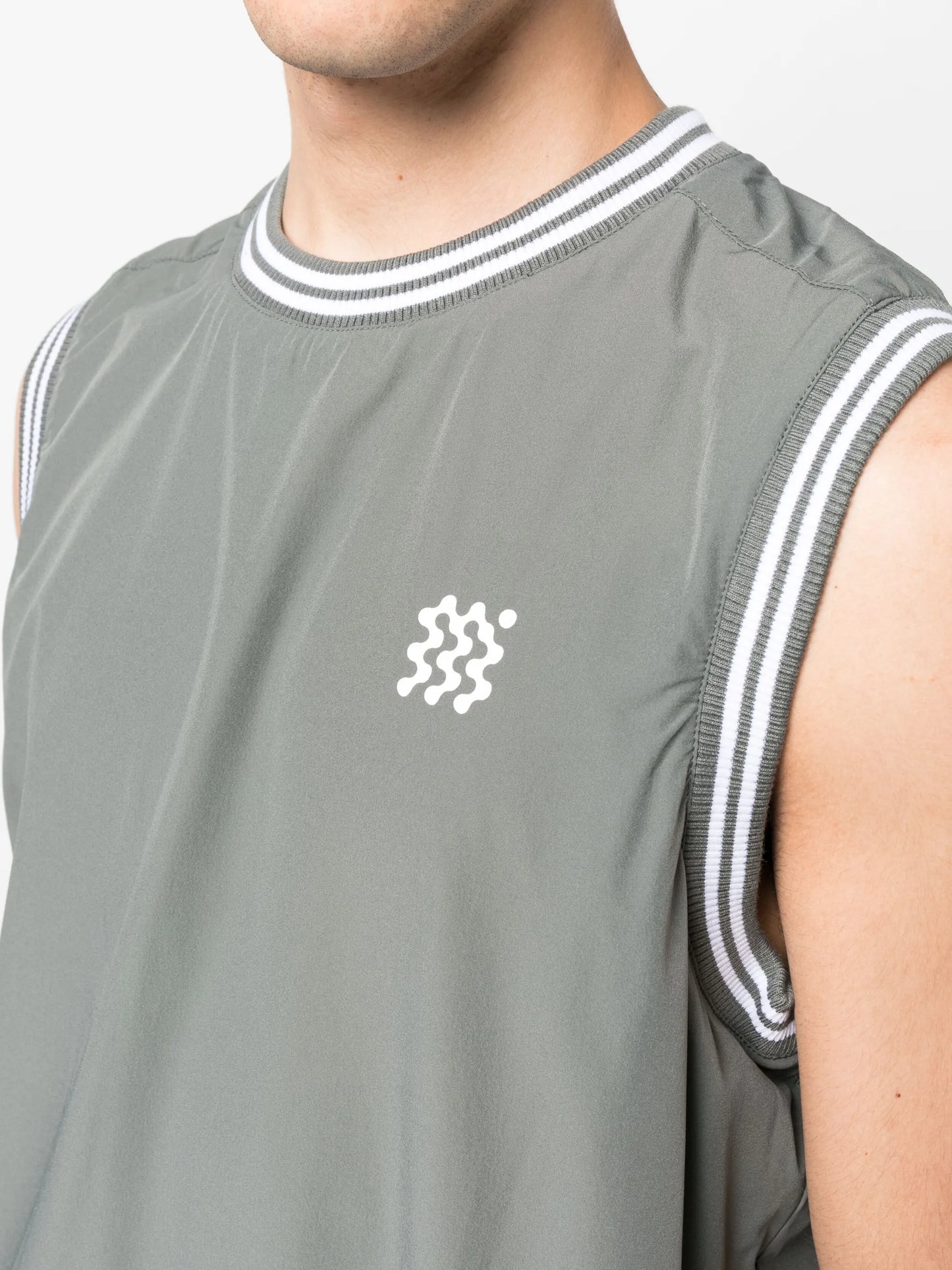 Course crewneck vest