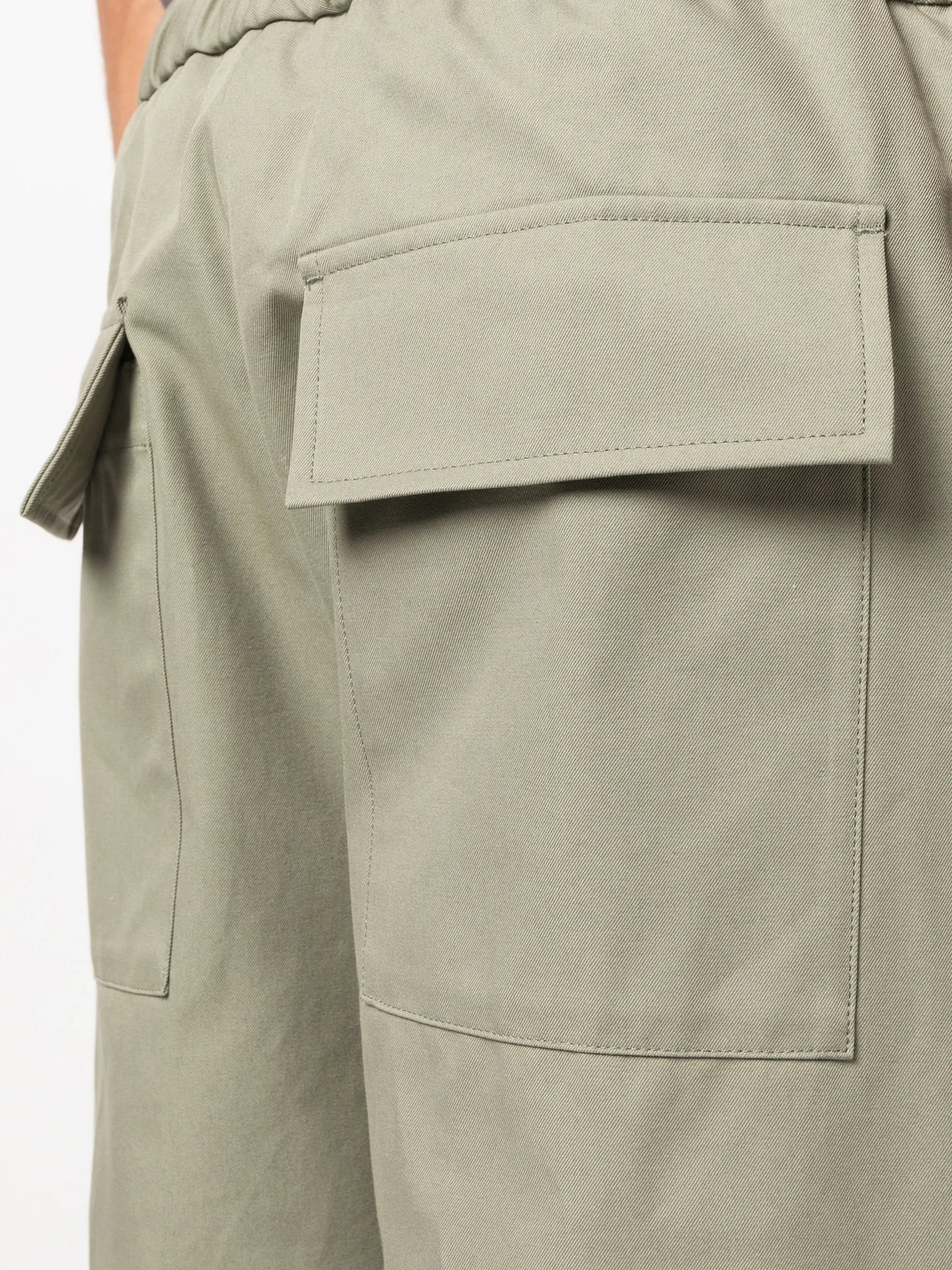 elasticated-waist pleated trousers
