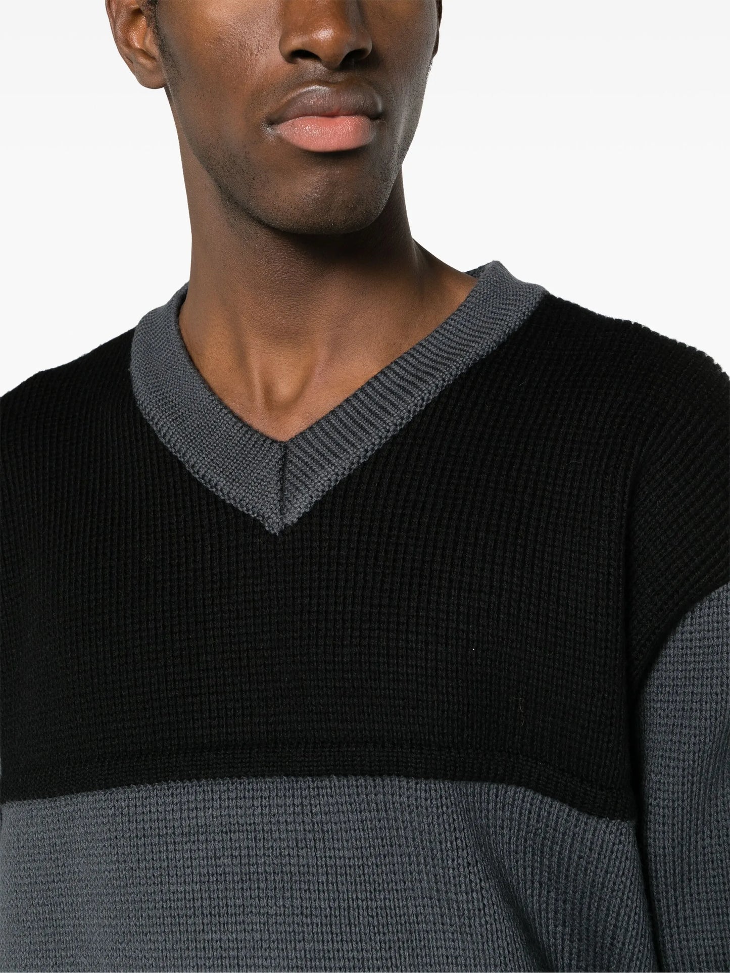 two-tone design V-neck jumper