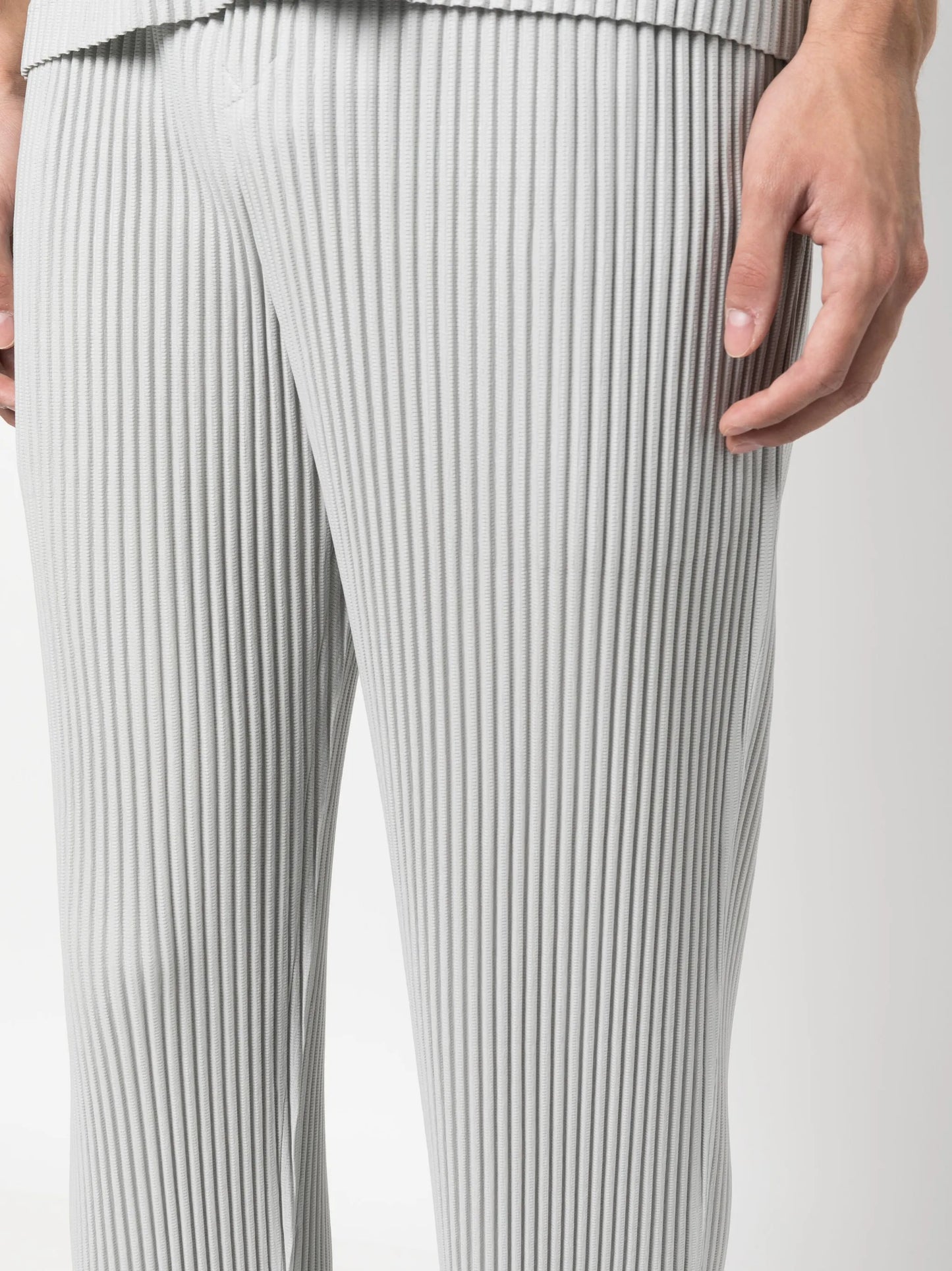 pleated tapered trousers