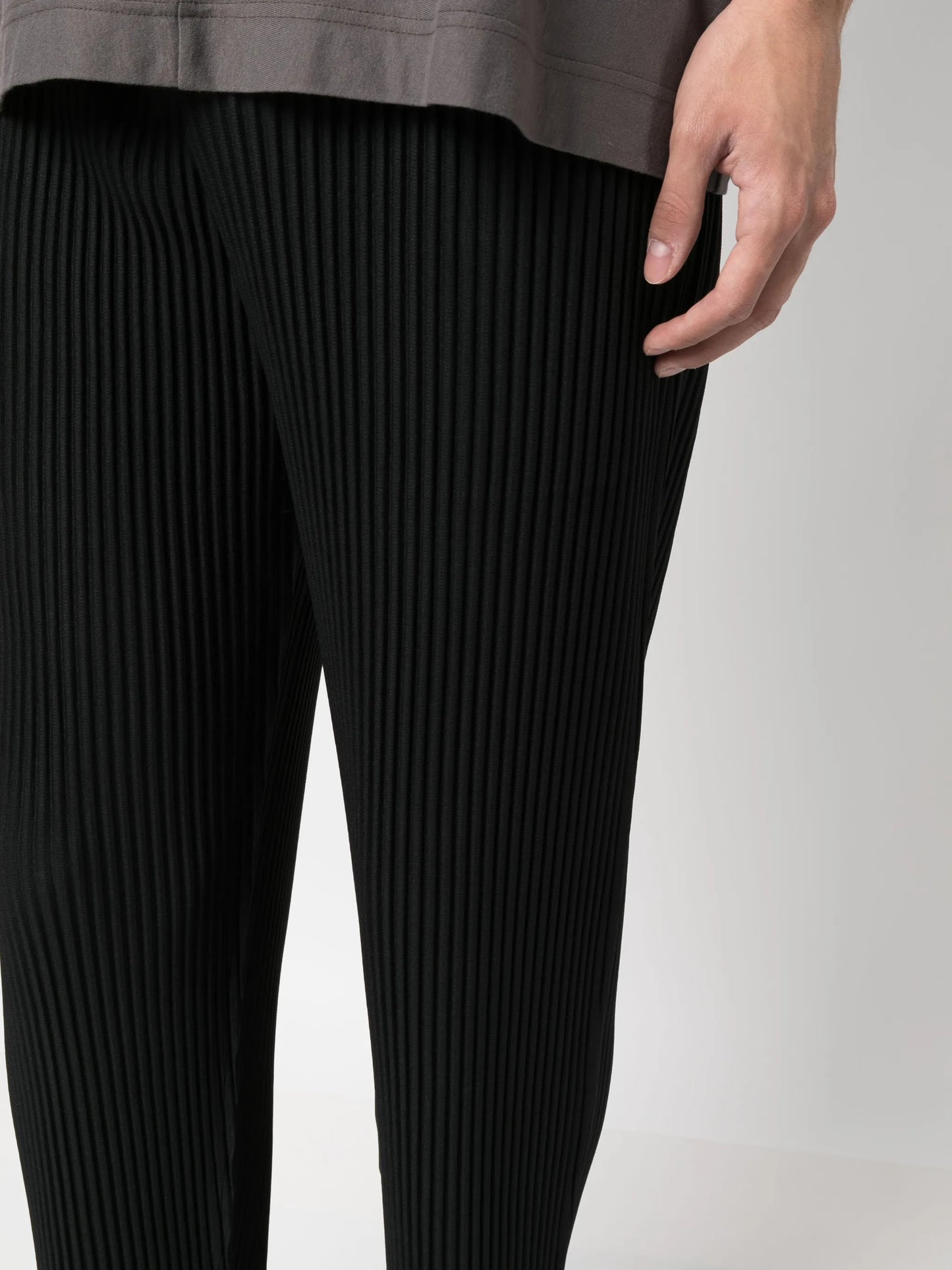 pleated tapered trousers