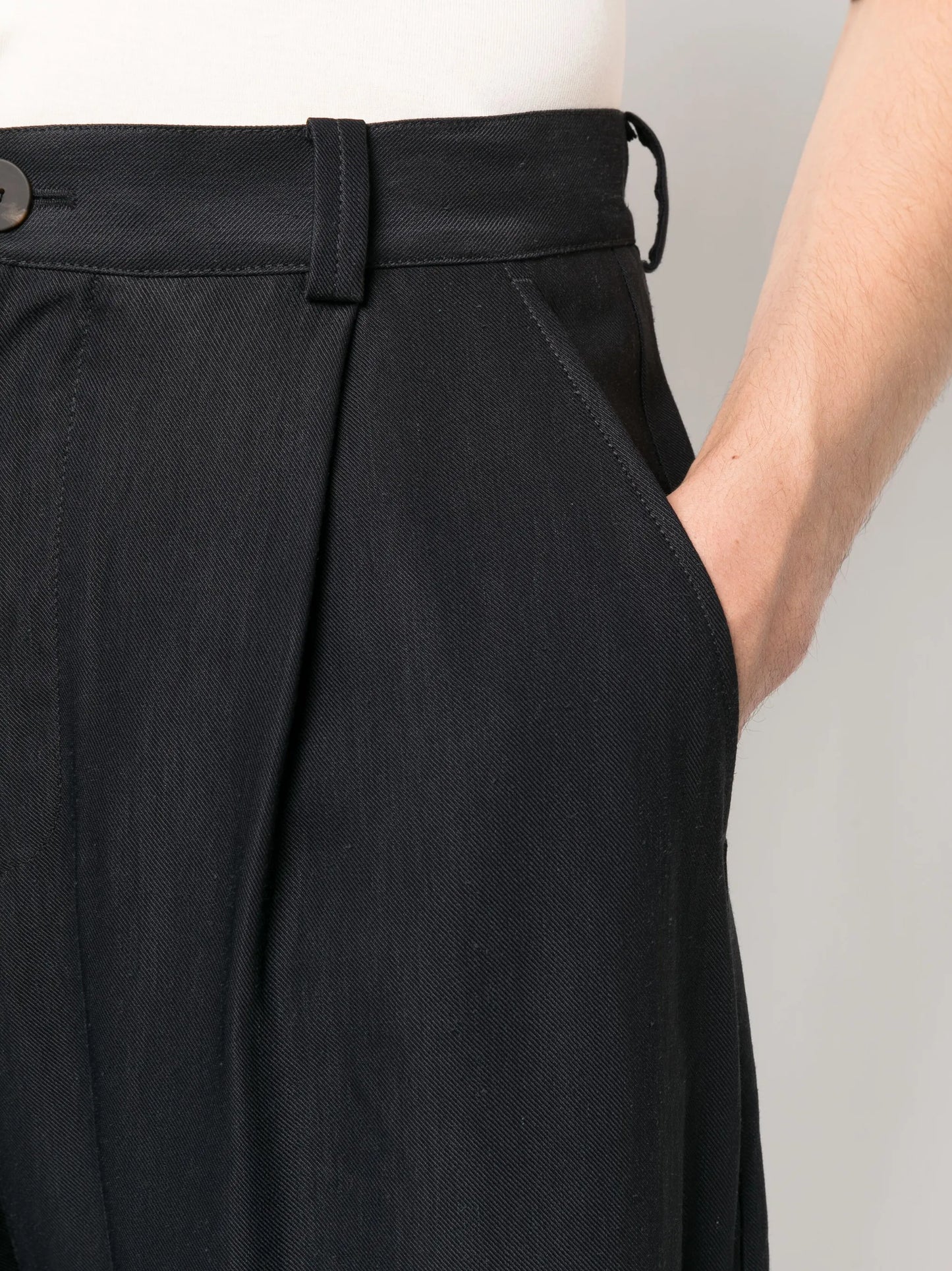 straight-leg cropped trousers
