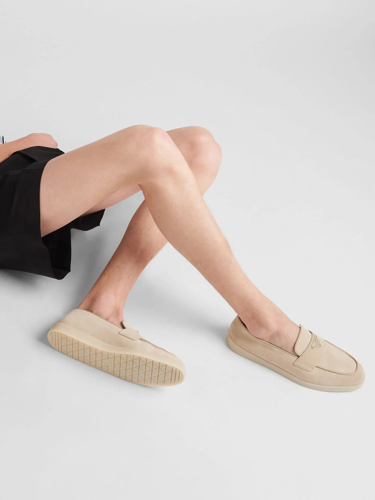 enamel triangle logo-plaque suede loafers