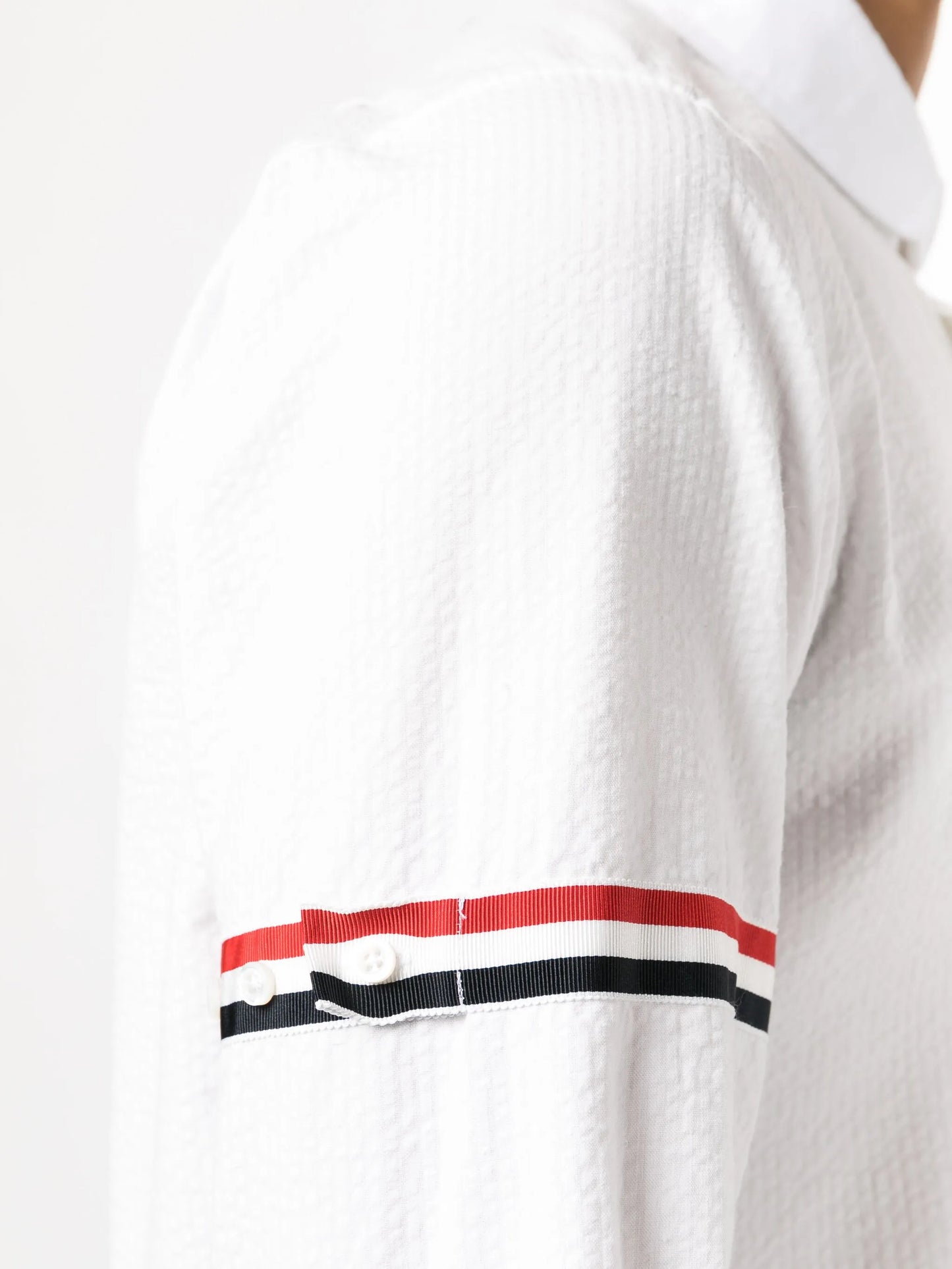 armband-detail seersucker cotton shirt