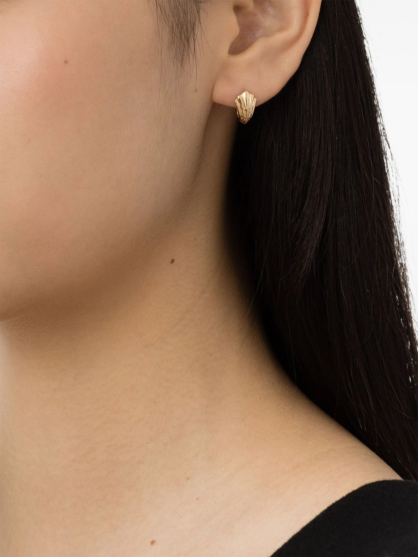 18kt yellow gold Fluted huggie hoop earrings