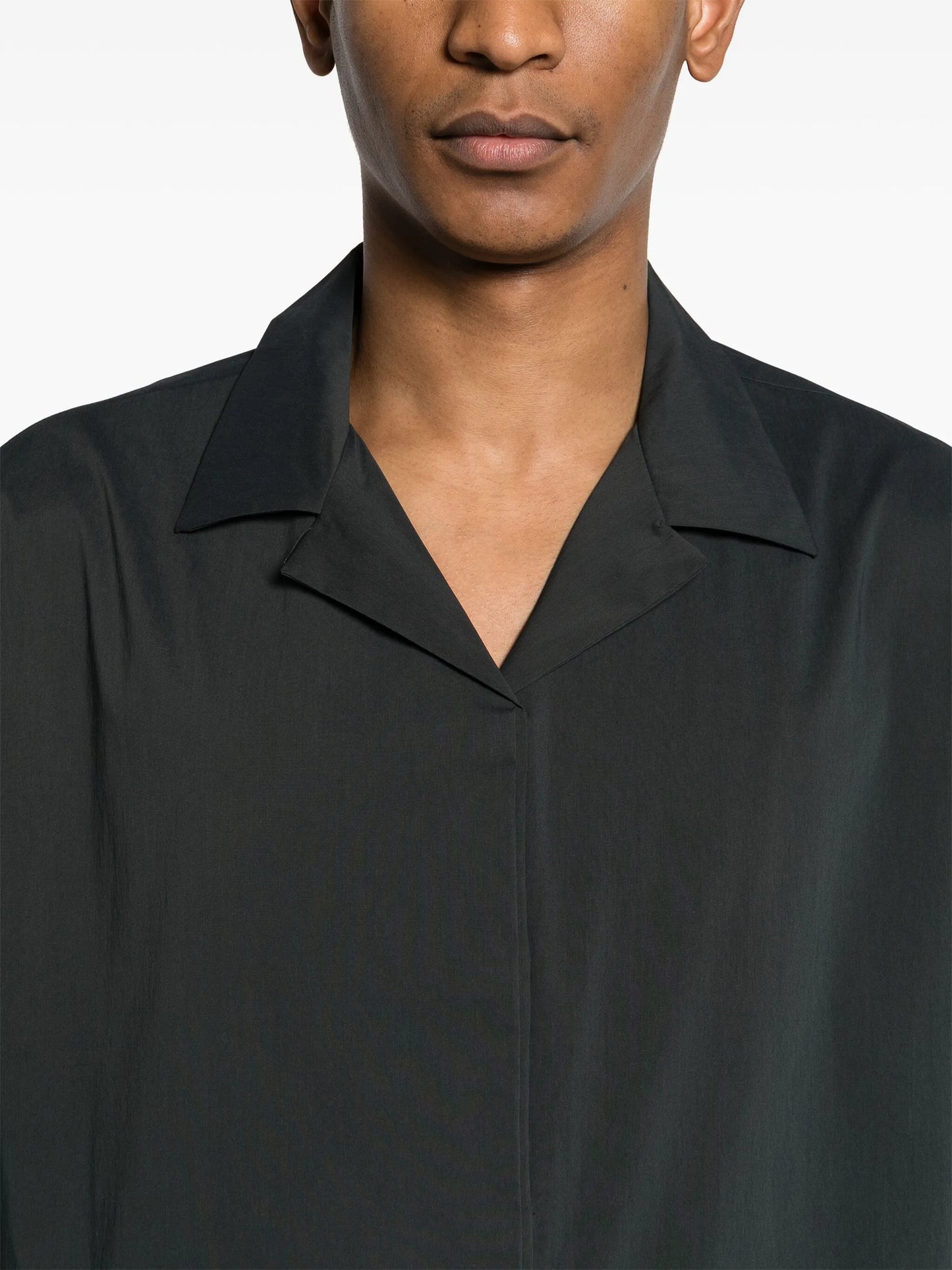 magnetic-fastening camp-collar shirt