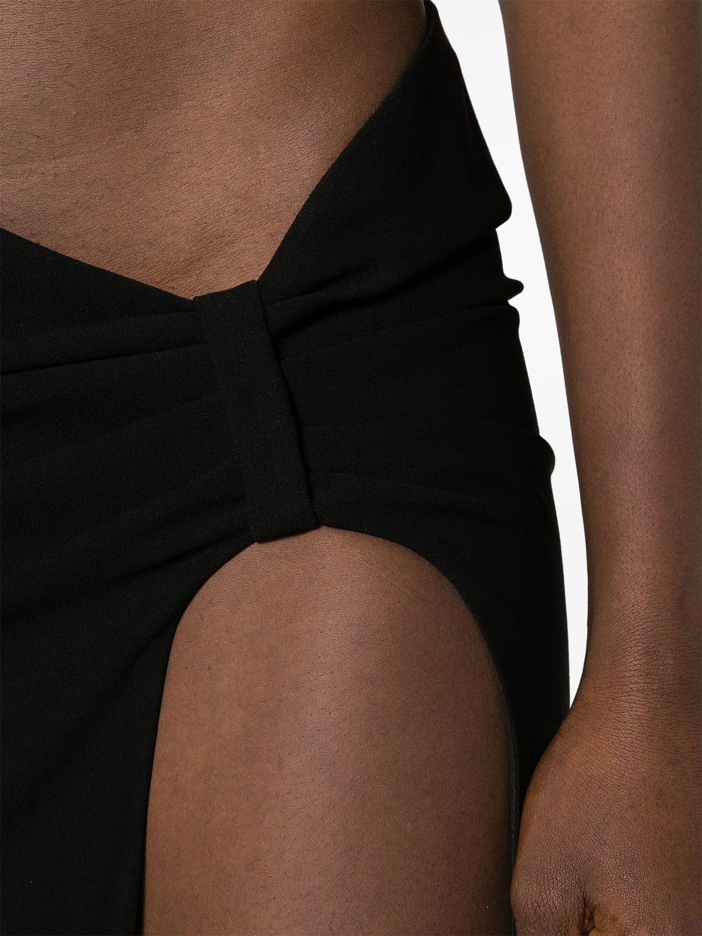 asymmetric side-slit skirt