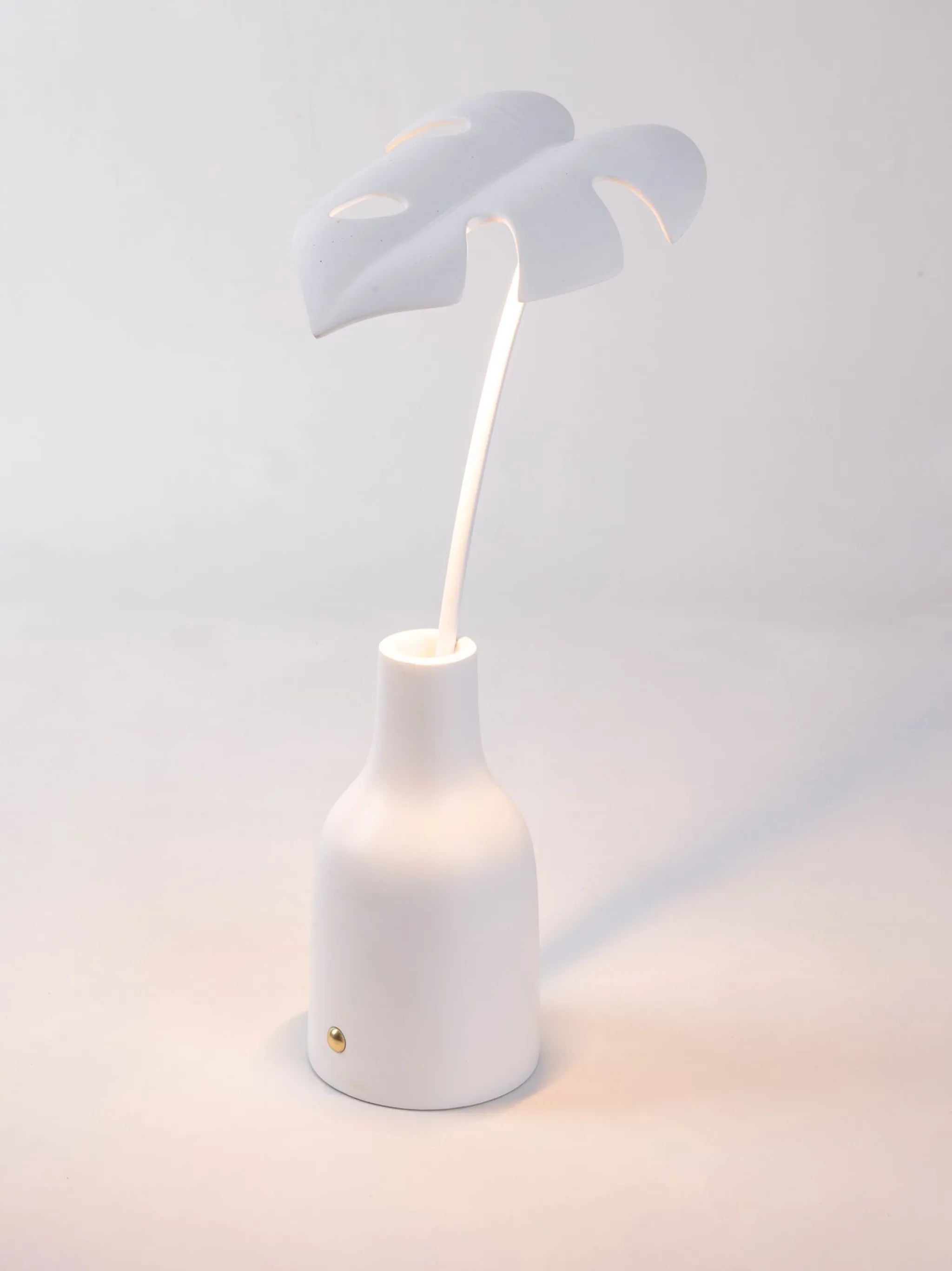 Leaf portable table lamp