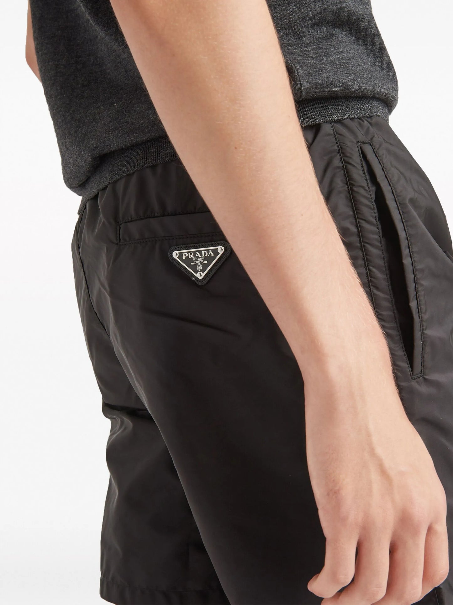 elasticated-waist shorts