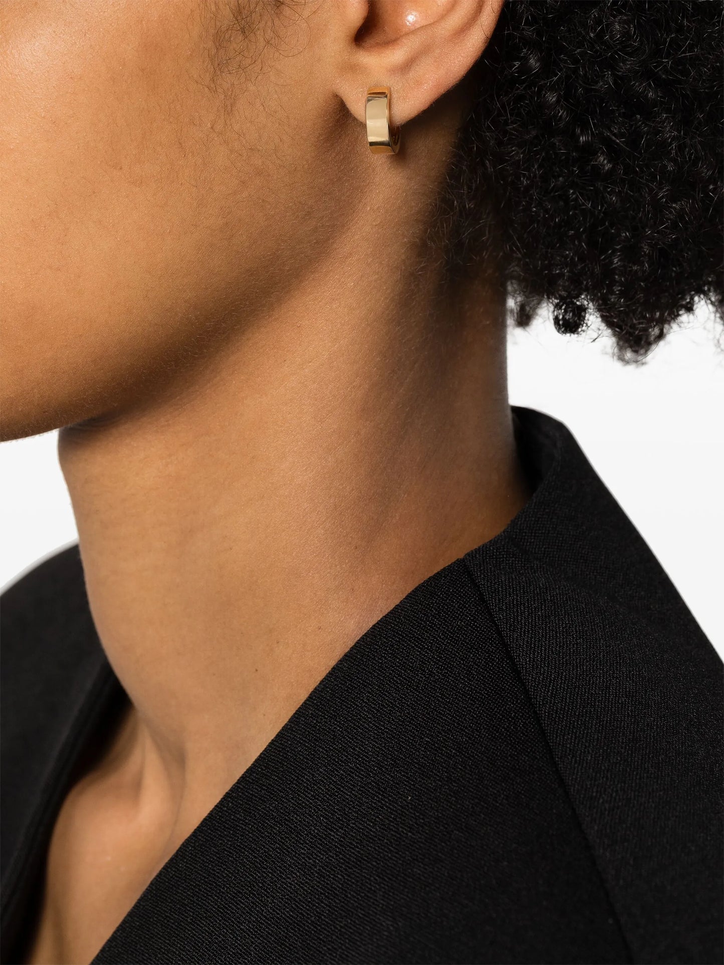 18kt yellow gold wide huggie-hoop earrings