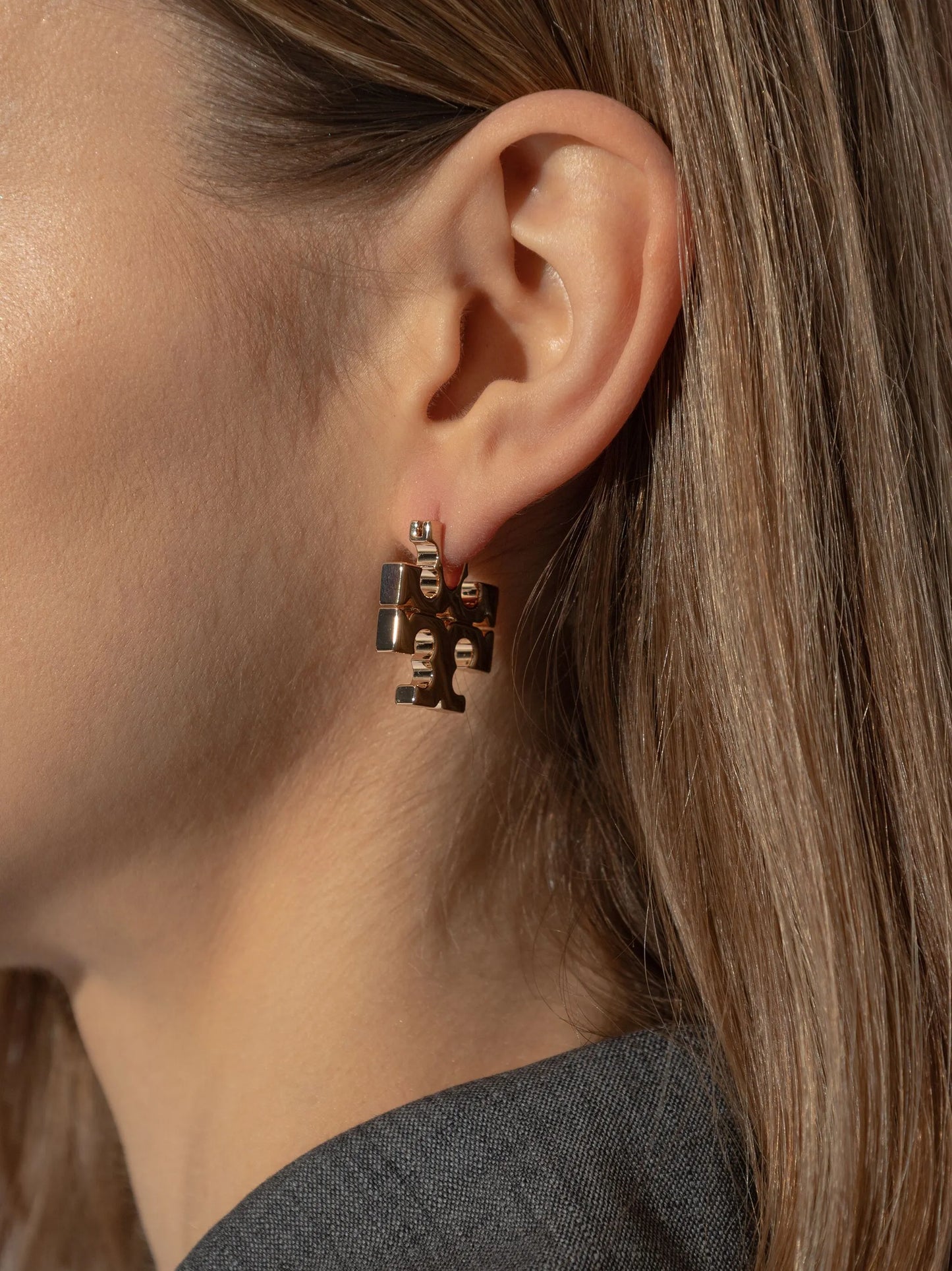 logo-sculpted hoop hearings