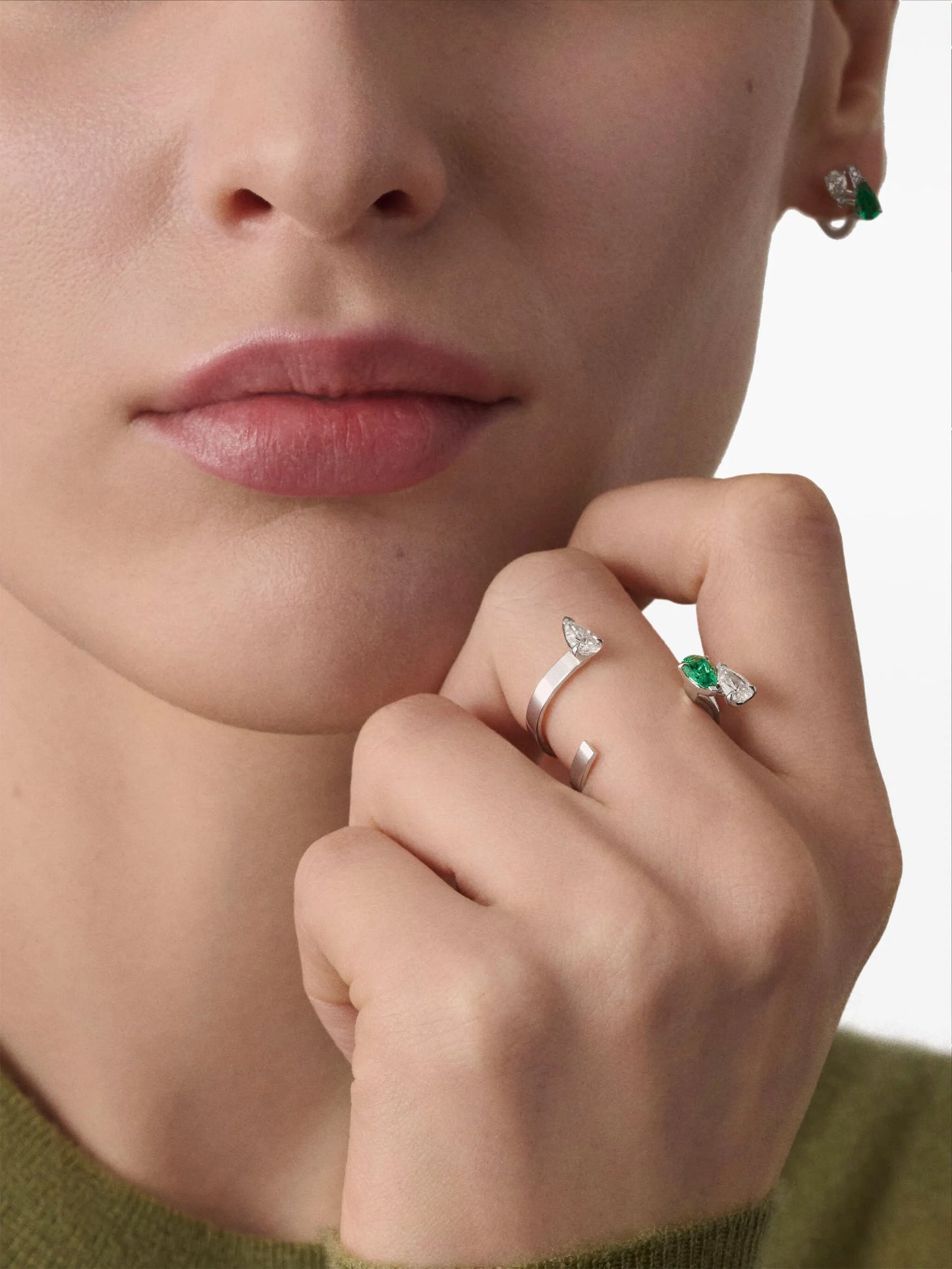 18kt white gold Serti sur Vide diamong ring