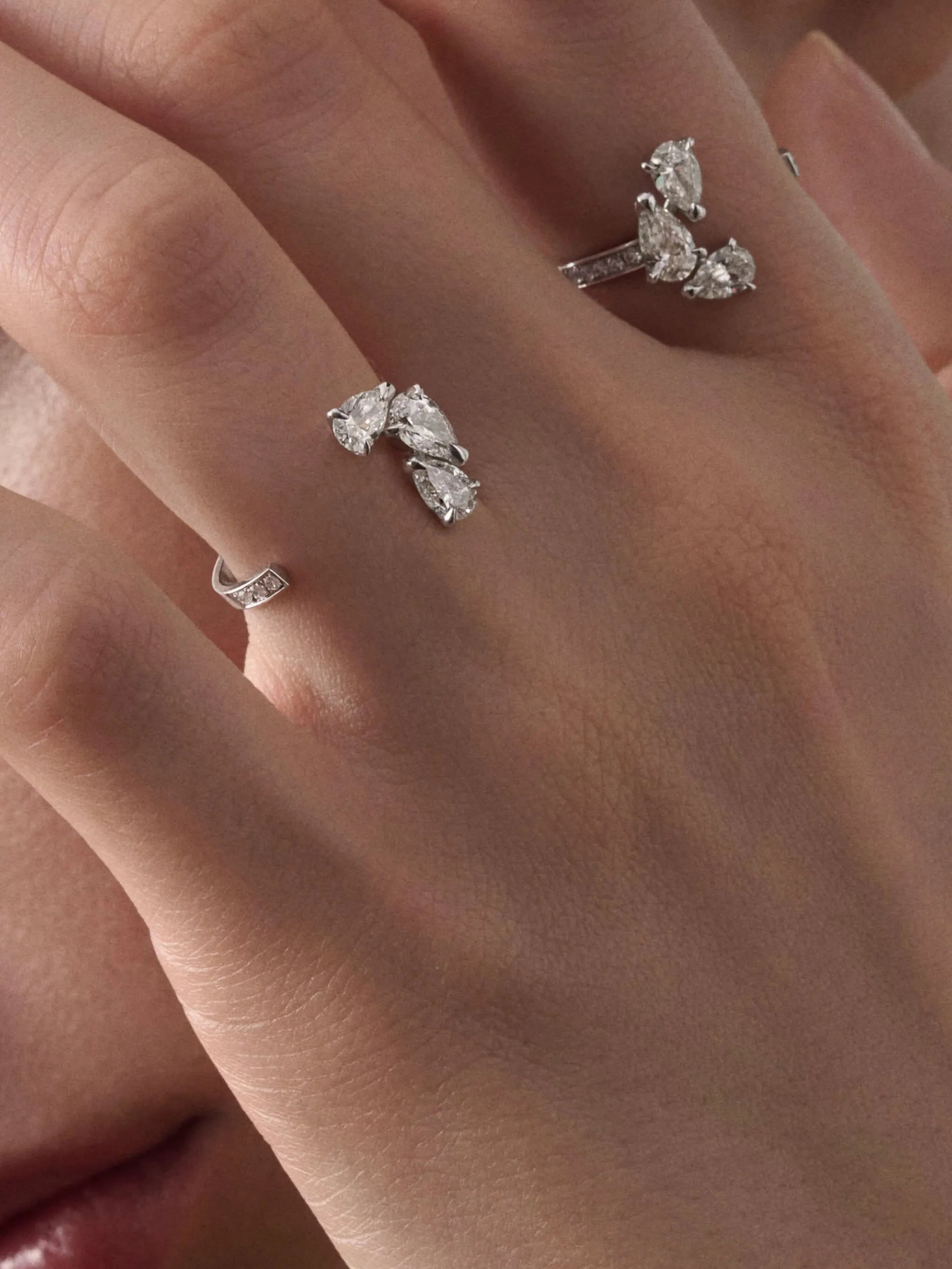 18kt white gold Serti sur Vide diamong ring