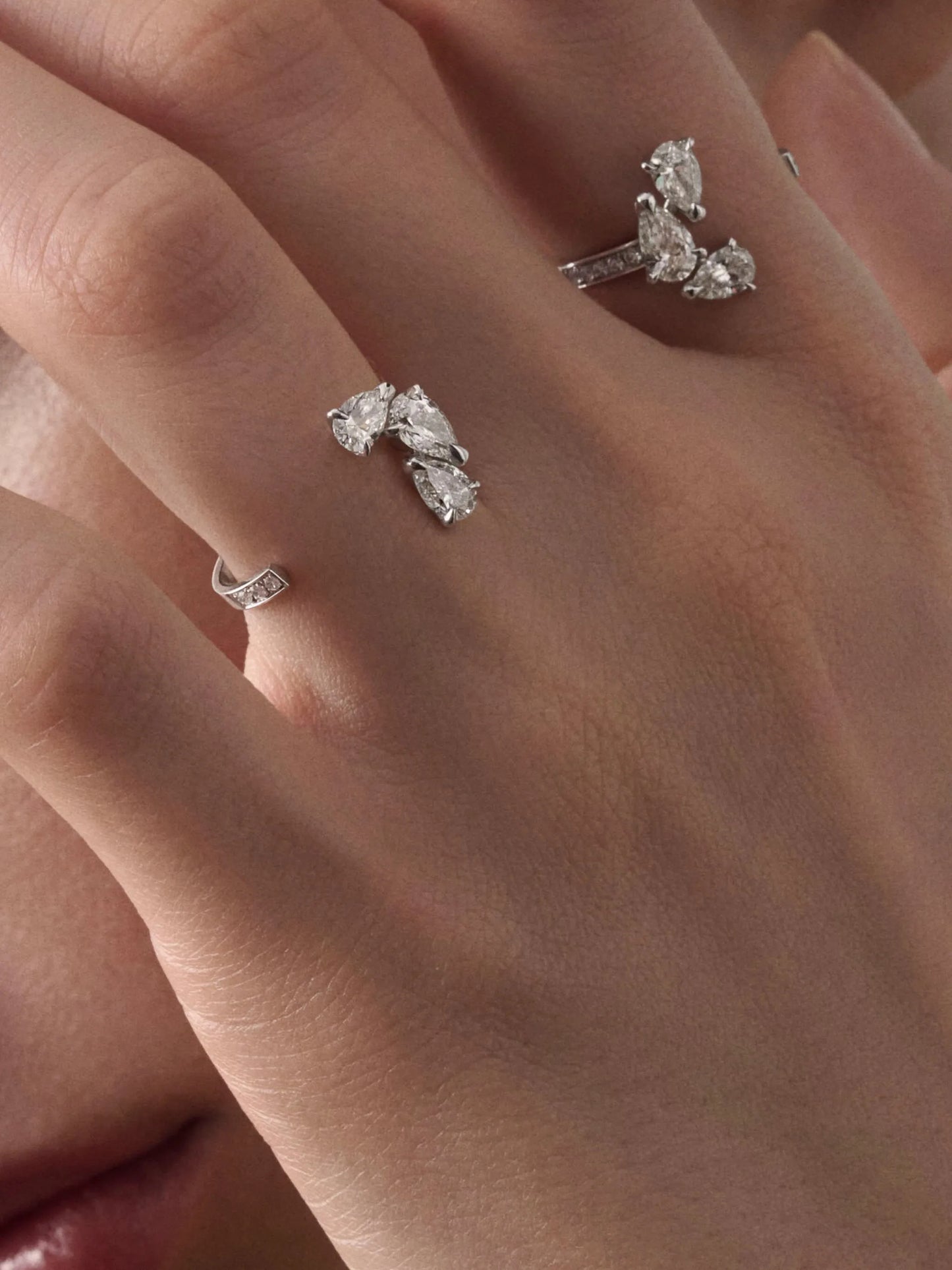 18kt white gold Serti sur Vide diamong ring