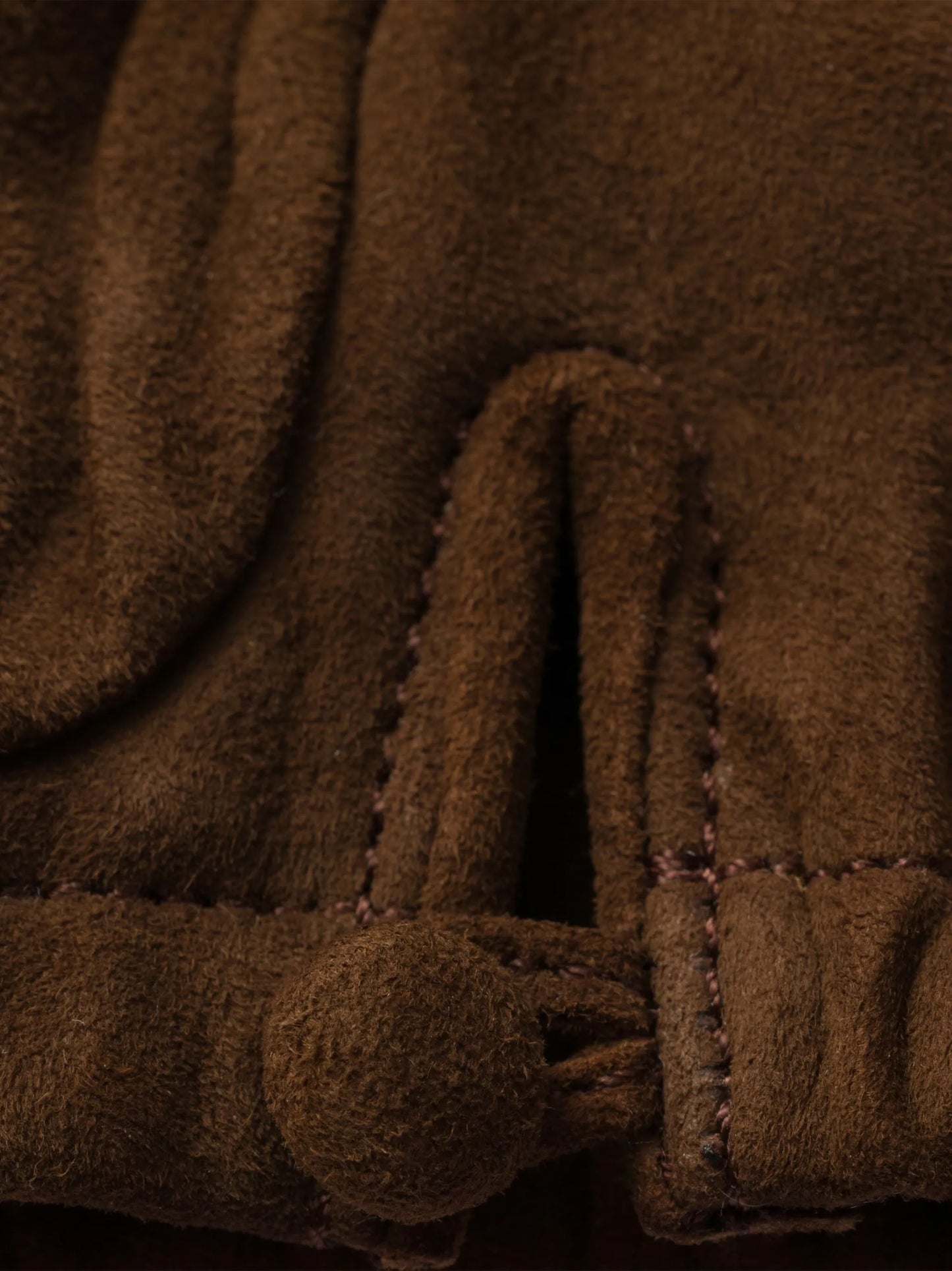 triangle-logo suede gloves