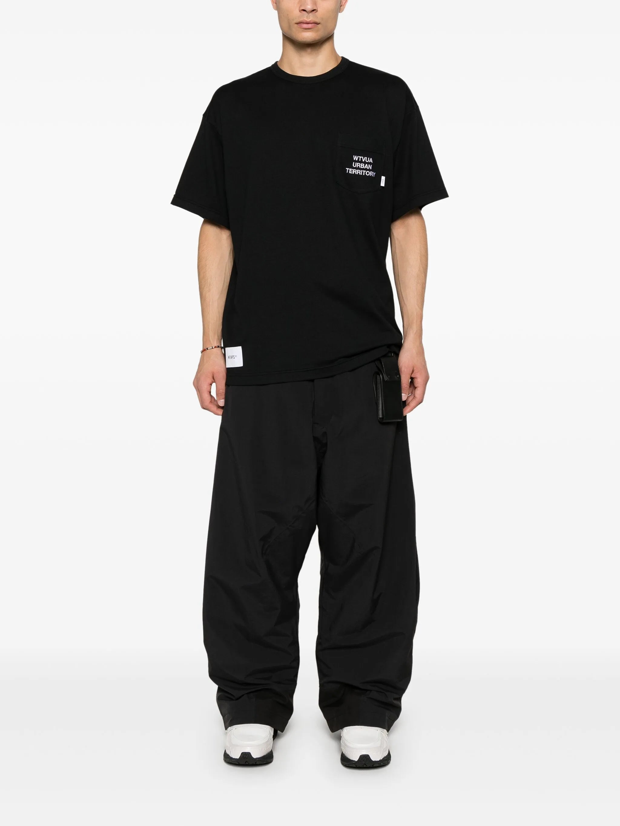 logo-embroidered T-shirt