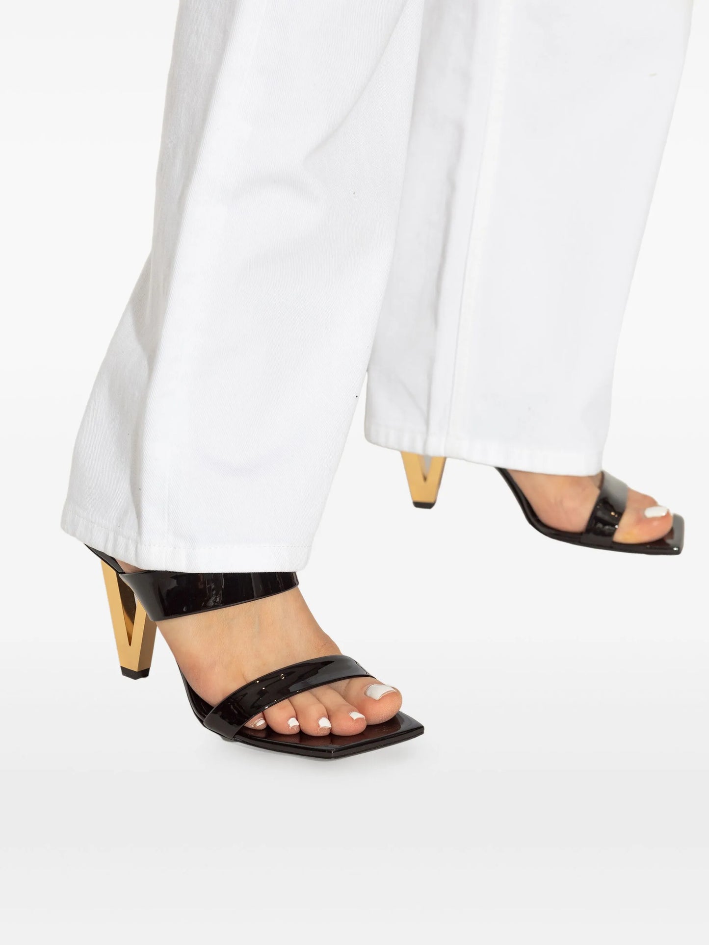 V2025 patent-leather sandals