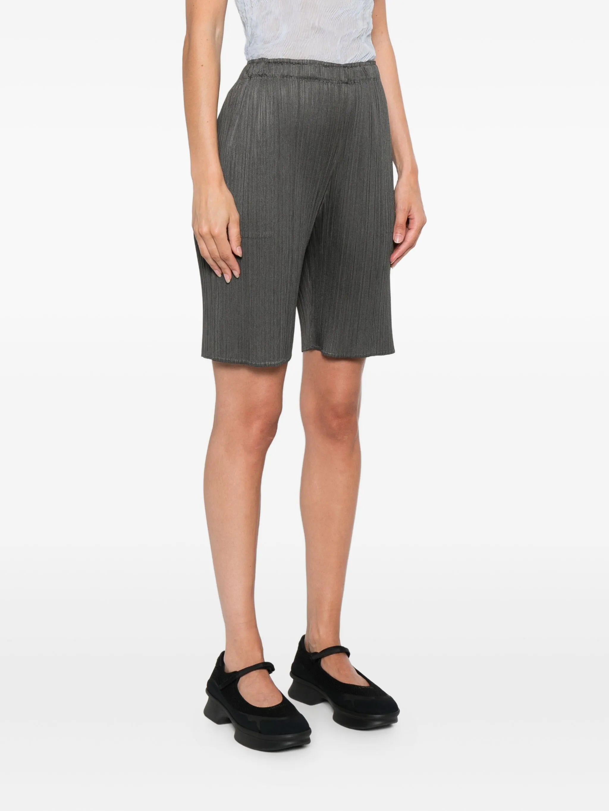 elasticated-waist pleated shorts
