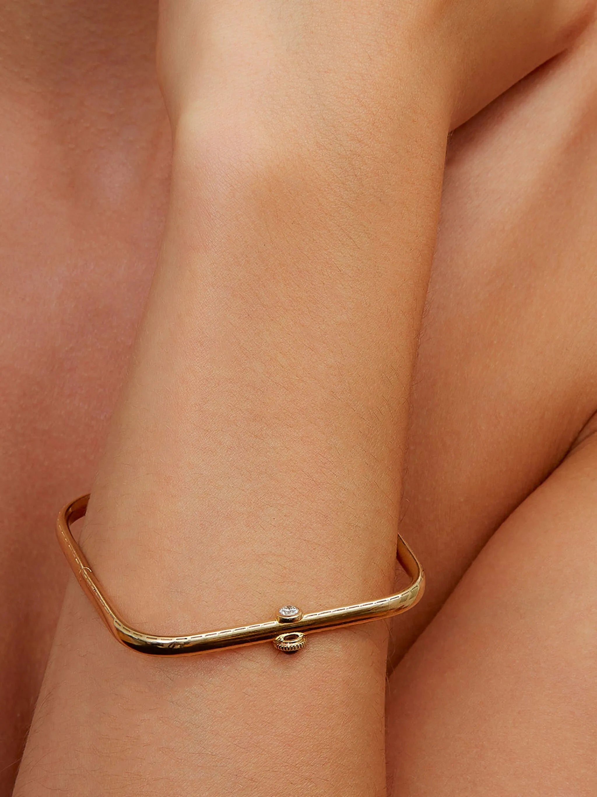 9K yellow gold Jonc Gousset diamond and sapphire bracelet