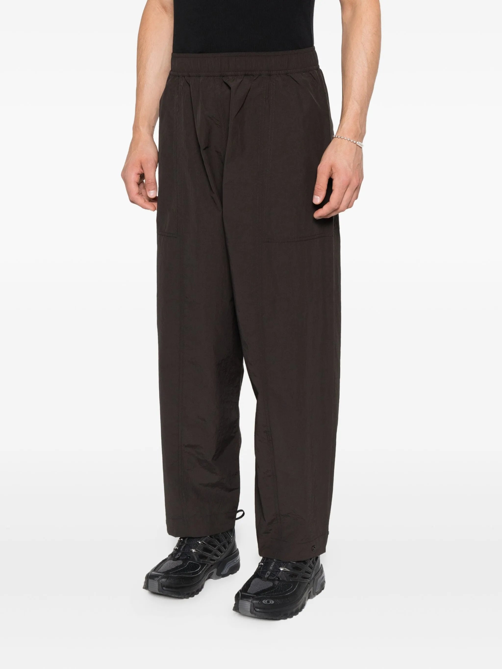 elasticated-waist trousers