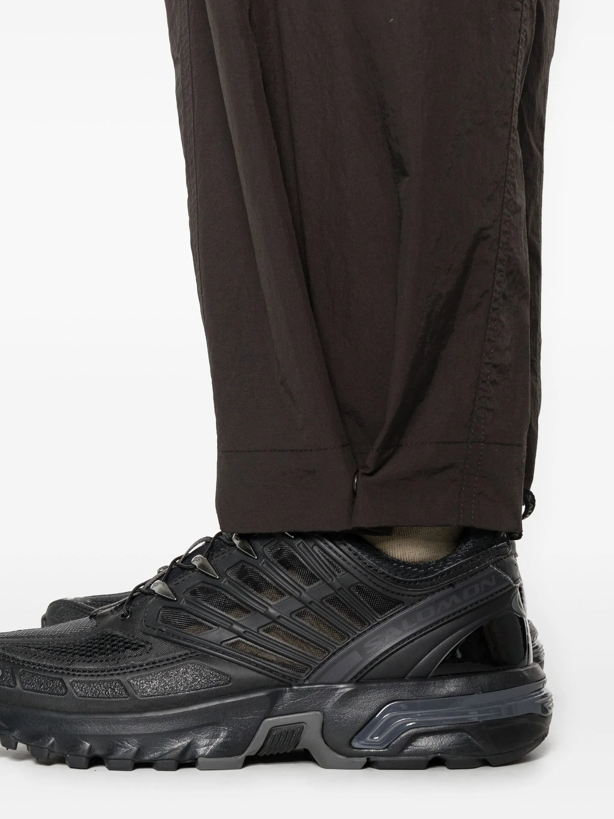 elasticated-waist trousers