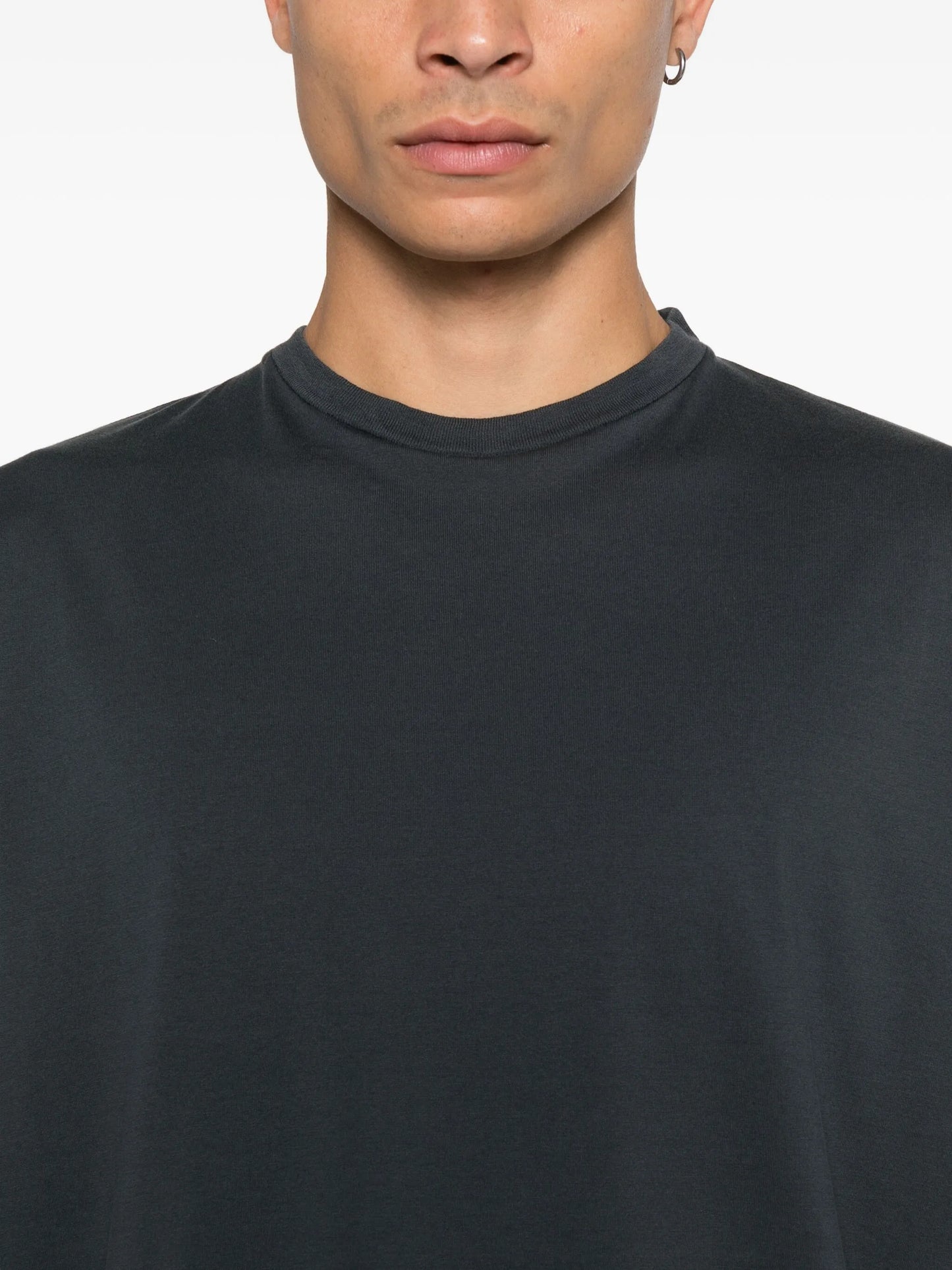long-sleeve round-neck T-shirt