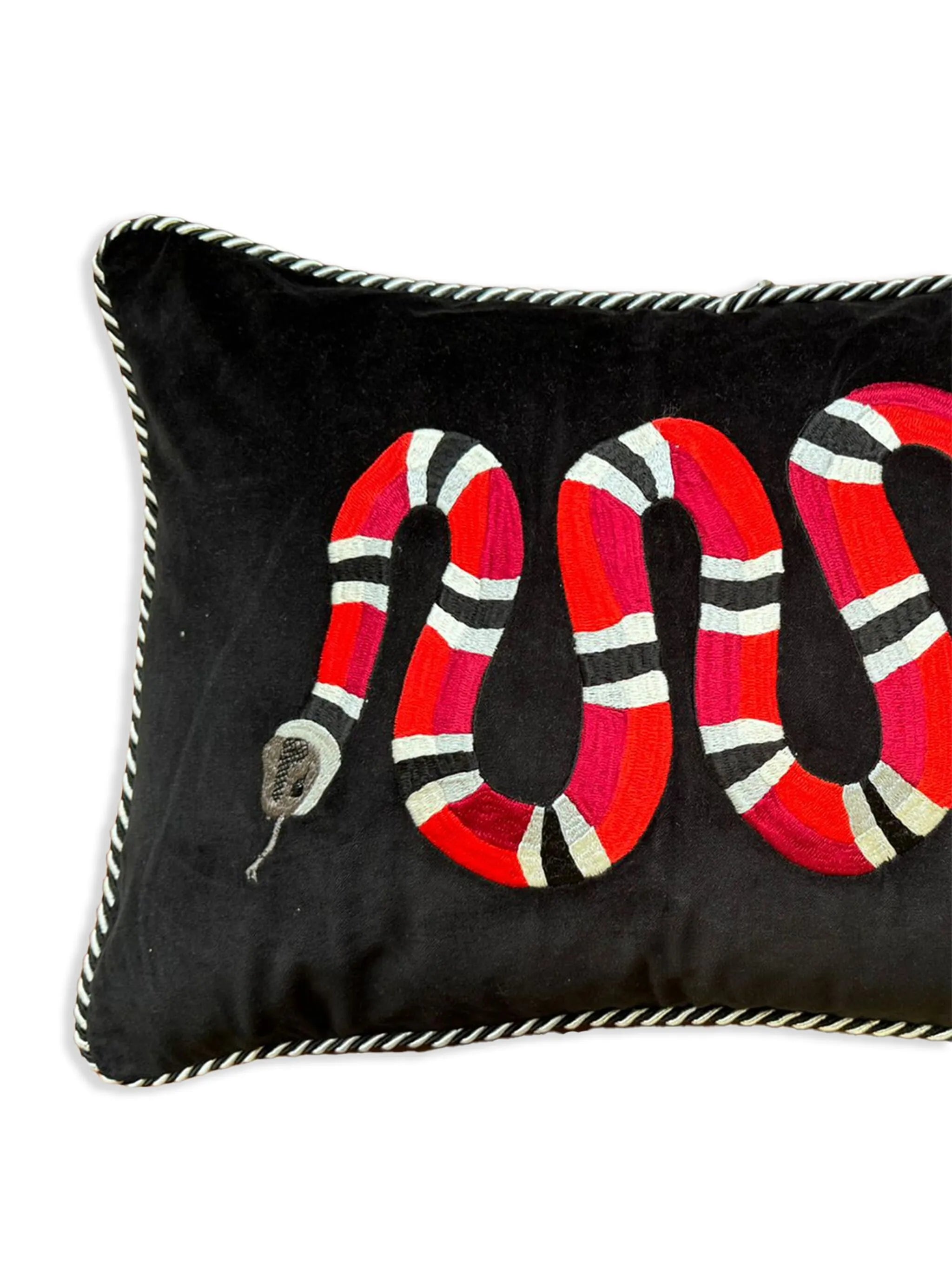 snake-embroidered decorative cushion (40cm x 60cm)